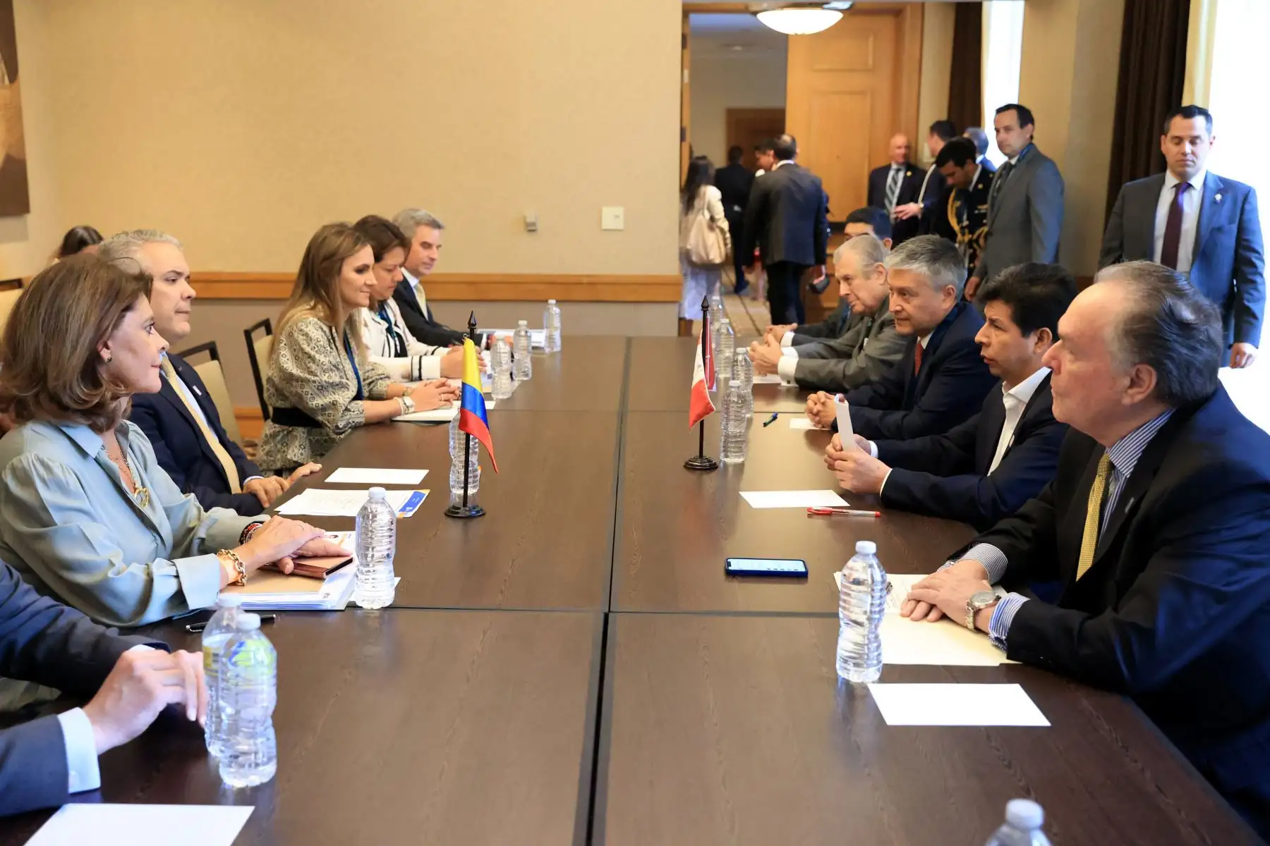El presidente Pedro Castillo sostiene una reunión bilateral con su homólogo de Colombia, Iván Duque. Foto: ANDINA/ Prensa Presidencia