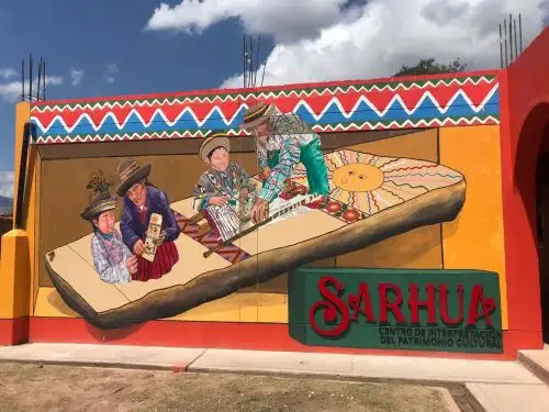 Con murales artísticos potencian la producción del linaje artístico de la comunidad de Sarhua, en Ayacucho, que destaca por sus tablas artísticos, reconocida como Patrimonio Cultural de la Nación. ANDINA/Difusión
