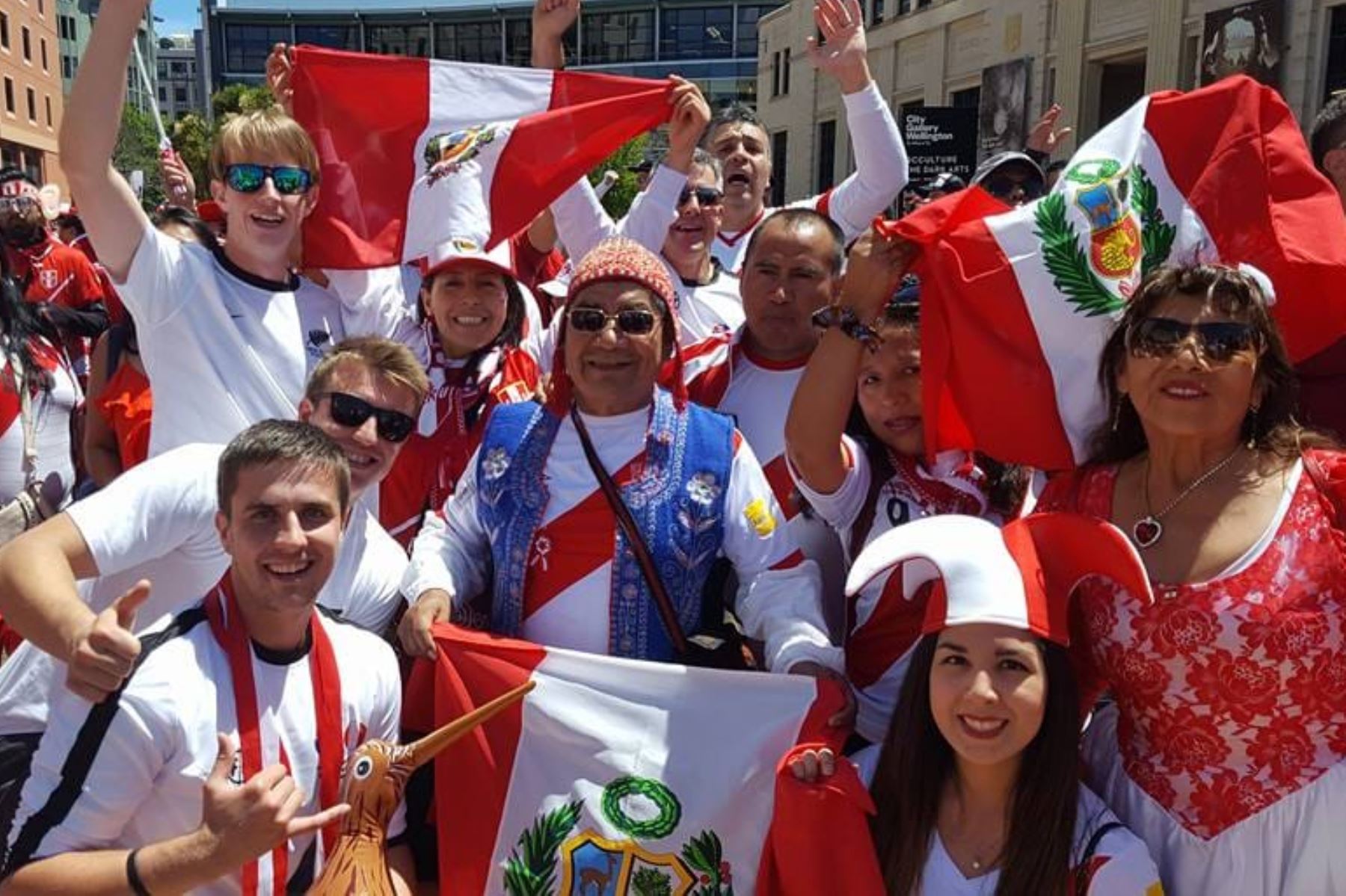 Al igual que el anterior mundial, esta vez los peruanos en Australia alistan camisetas y banderas rojiblancas para alentar a su selección. Foto: Archivo/Cortesía de Embajada del Perú en Australia