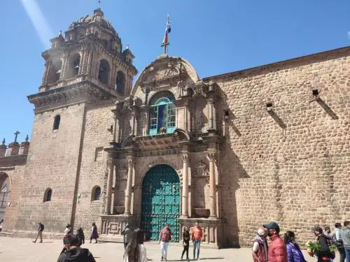 Policía Nacional investiga atentado cultural en Cusco luego qu: desconocidos pintaran con aerosol la fachada del templo colonial La Merced, ubicado a pocos metros de la plaza de Armas de la Ciudad Imperial. Foto: ANDINA/Difusión.