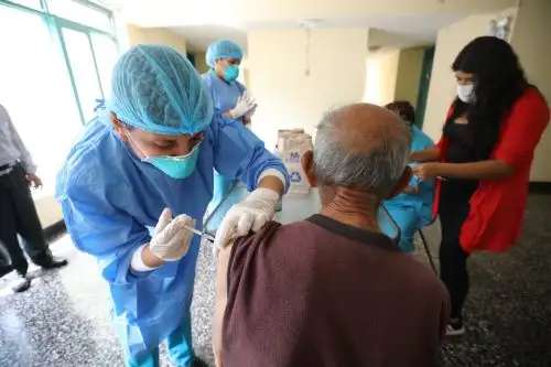 EsSalud vacunó contra la influenza a más de 70 mil adultos mayores a nivel nacional