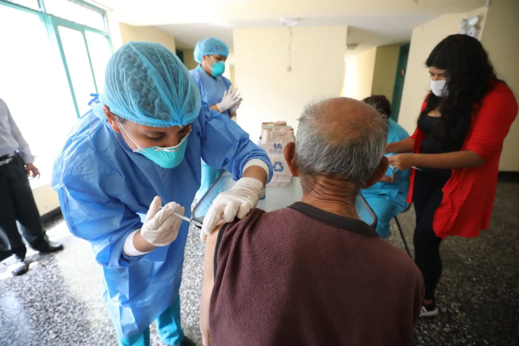EsSalud vacunó contra la influenza a más de 70 mil adultos mayores a nivel nacional