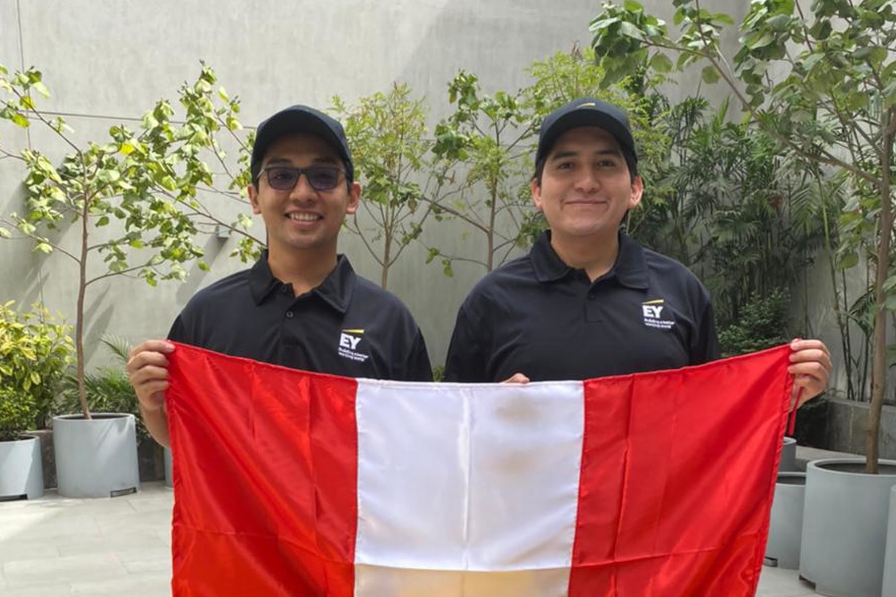 Los expertos en seguridad digital Cristian Luciano y Paulo Sarrín integran el equipo latinoamericano, que competirá contra otros seis equipos. Foto: EY Perú