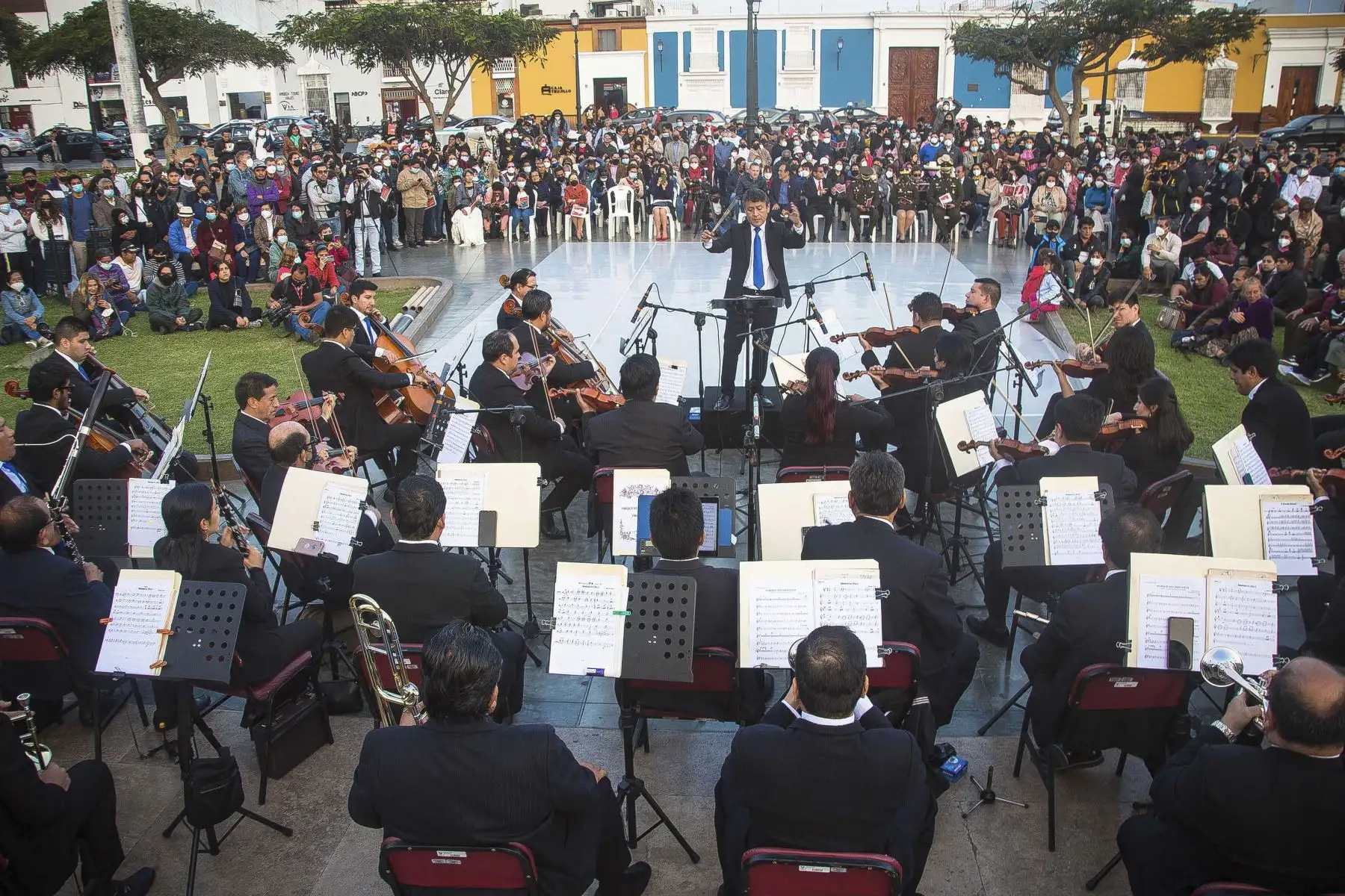 La Orquesta Sinfónica de Trujillo, elenco artístico de la Dirección Desconcentrada de Cultura (DDC) La Libertad, se reencontró con su público tras más de dos años de ausencia, por la pandemia de la covid-19, en un espectáculo de gala ofrecido de forma gratuita en la plaza de Armas por el Día de la Bandera. Foto: ANDINA/Difusión