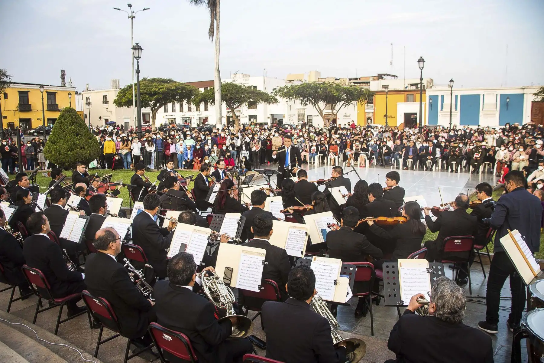 La Orquesta Sinfónica de Trujillo, elenco artístico de la Dirección Desconcentrada de Cultura (DDC) La Libertad, se reencontró con su público tras más de dos años de ausencia, por la pandemia de la covid-19, en un espectáculo de gala ofrecido de forma gratuita en la plaza de Armas por el Día de la Bandera. Foto: ANDINA/Difusión