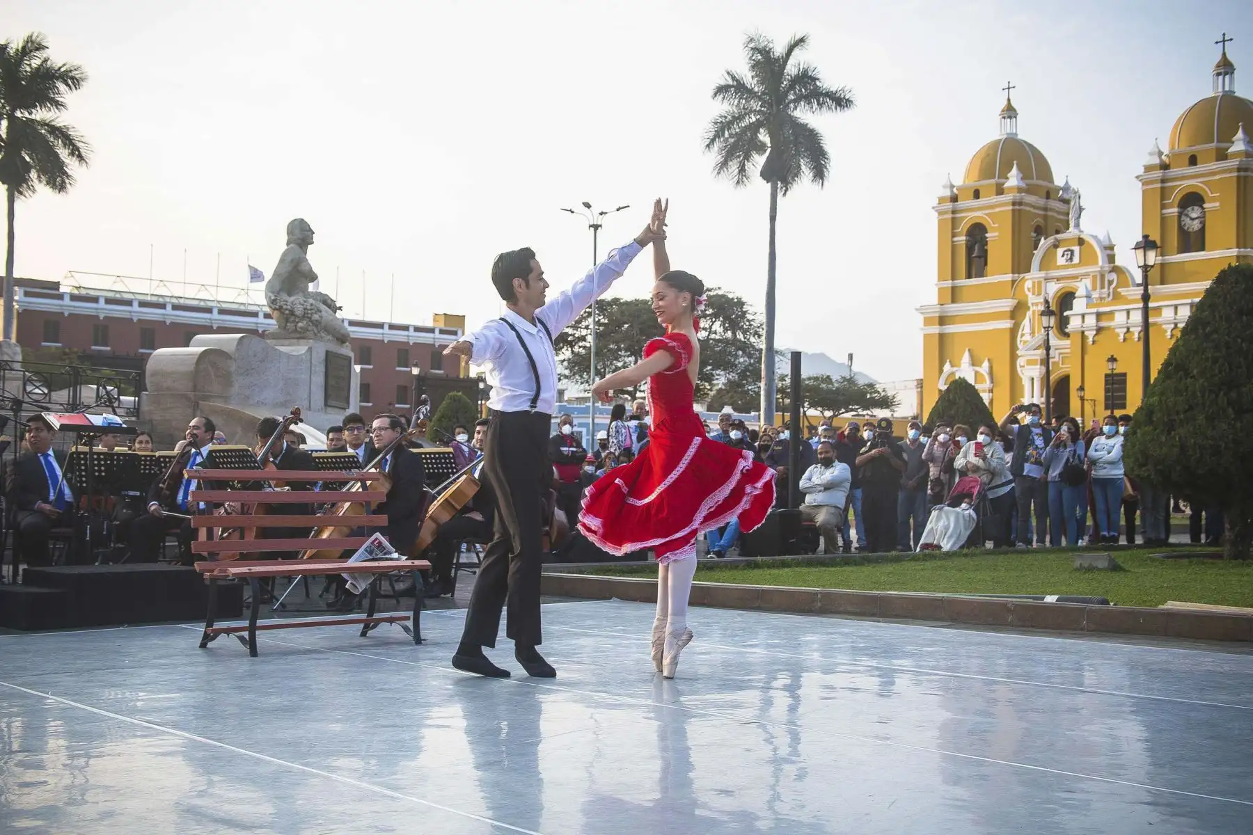 La Orquesta Sinfónica de Trujillo, elenco artístico de la Dirección Desconcentrada de Cultura (DDC) La Libertad, se reencontró con su público tras más de dos años de ausencia, por la pandemia de la covid-19, en un espectáculo de gala ofrecido de forma gratuita en la plaza de Armas por el Día de la Bandera. Foto: ANDINA/Difusión
