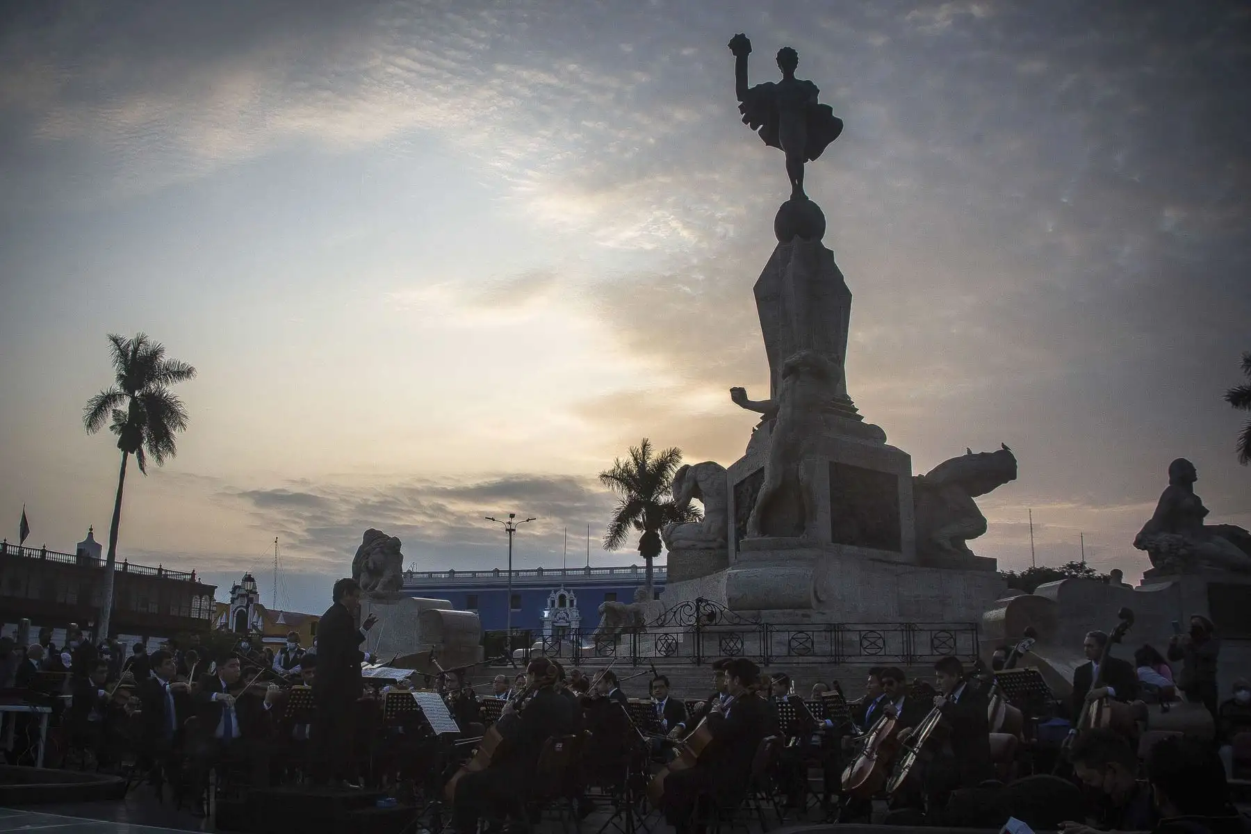 La Orquesta Sinfónica de Trujillo, elenco artístico de la Dirección Desconcentrada de Cultura (DDC) La Libertad, se reencontró con su público tras más de dos años de ausencia, por la pandemia de la covid-19, en un espectáculo de gala ofrecido de forma gratuita en la plaza de Armas por el Día de la Bandera. Foto: ANDINA/Difusión