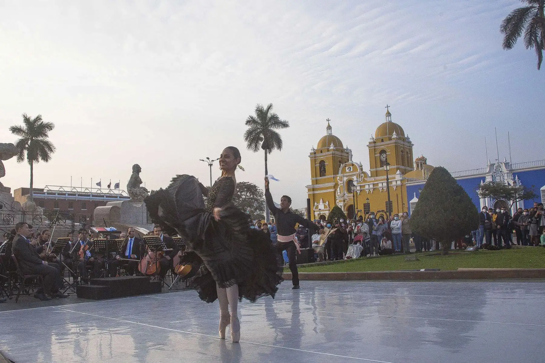 La Orquesta Sinfónica de Trujillo, elenco artístico de la Dirección Desconcentrada de Cultura (DDC) La Libertad, se reencontró con su público tras más de dos años de ausencia, por la pandemia de la covid-19, en un espectáculo de gala ofrecido de forma gratuita en la plaza de Armas por el Día de la Bandera. Foto: ANDINA/Difusión