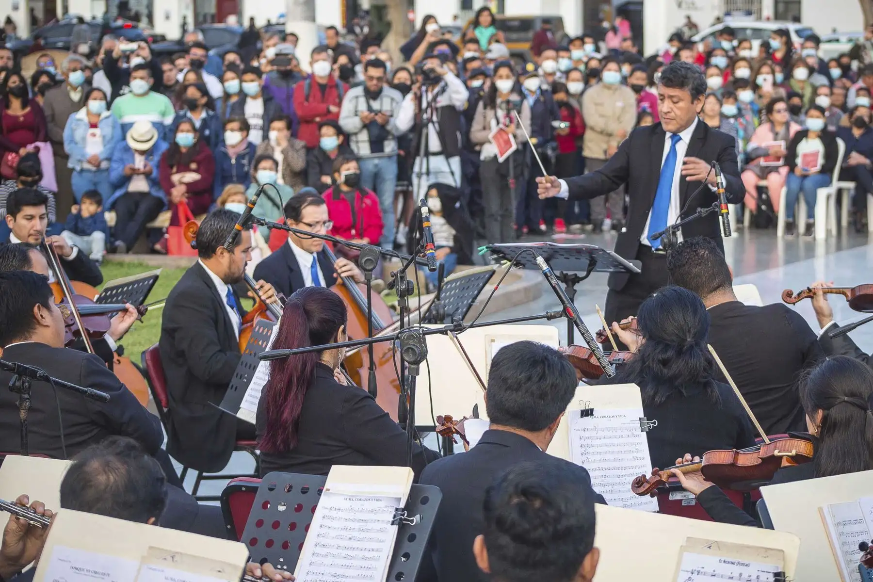 La Orquesta Sinfónica de Trujillo, elenco artístico de la Dirección Desconcentrada de Cultura (DDC) La Libertad, se reencontró con su público tras más de dos años de ausencia, por la pandemia de la covid-19, en un espectáculo de gala ofrecido de forma gratuita en la plaza de Armas por el Día de la Bandera. Foto: ANDINA/Difusión