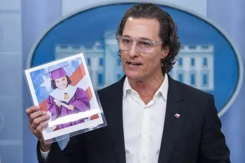 "¿Pueden ambas partes ver más allá del problema político y admitir que tenemos un problema de preservación de la vida?", se preguntó, antes de golpear el atril con su puño. Foto: EFE