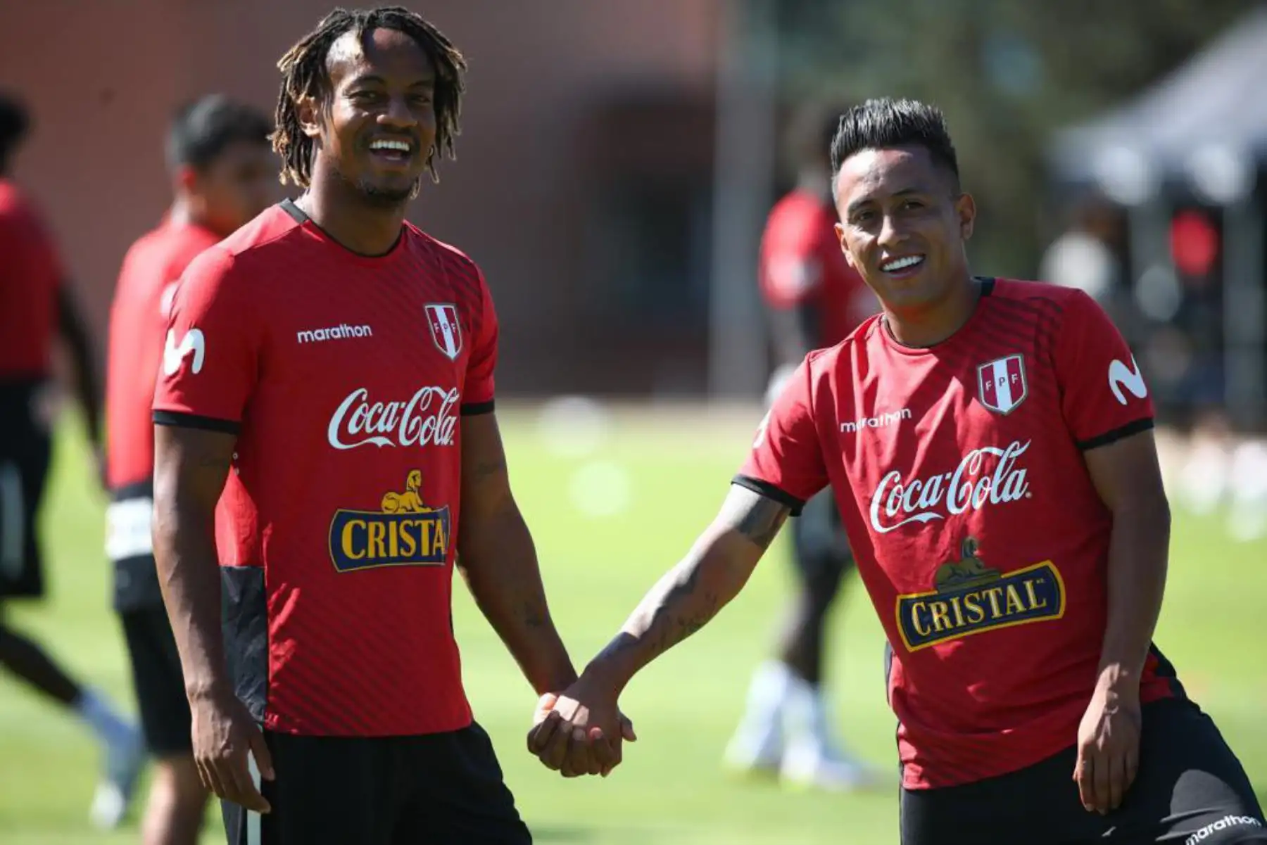 Futbolistas André Carrillo y  Christian Cueva de la selección peruana, durante un nuevo día de entrenamientos en el Centro de Alto Rendimiento Deportivo de San Cugat, en Barcelona. Foto: FPF