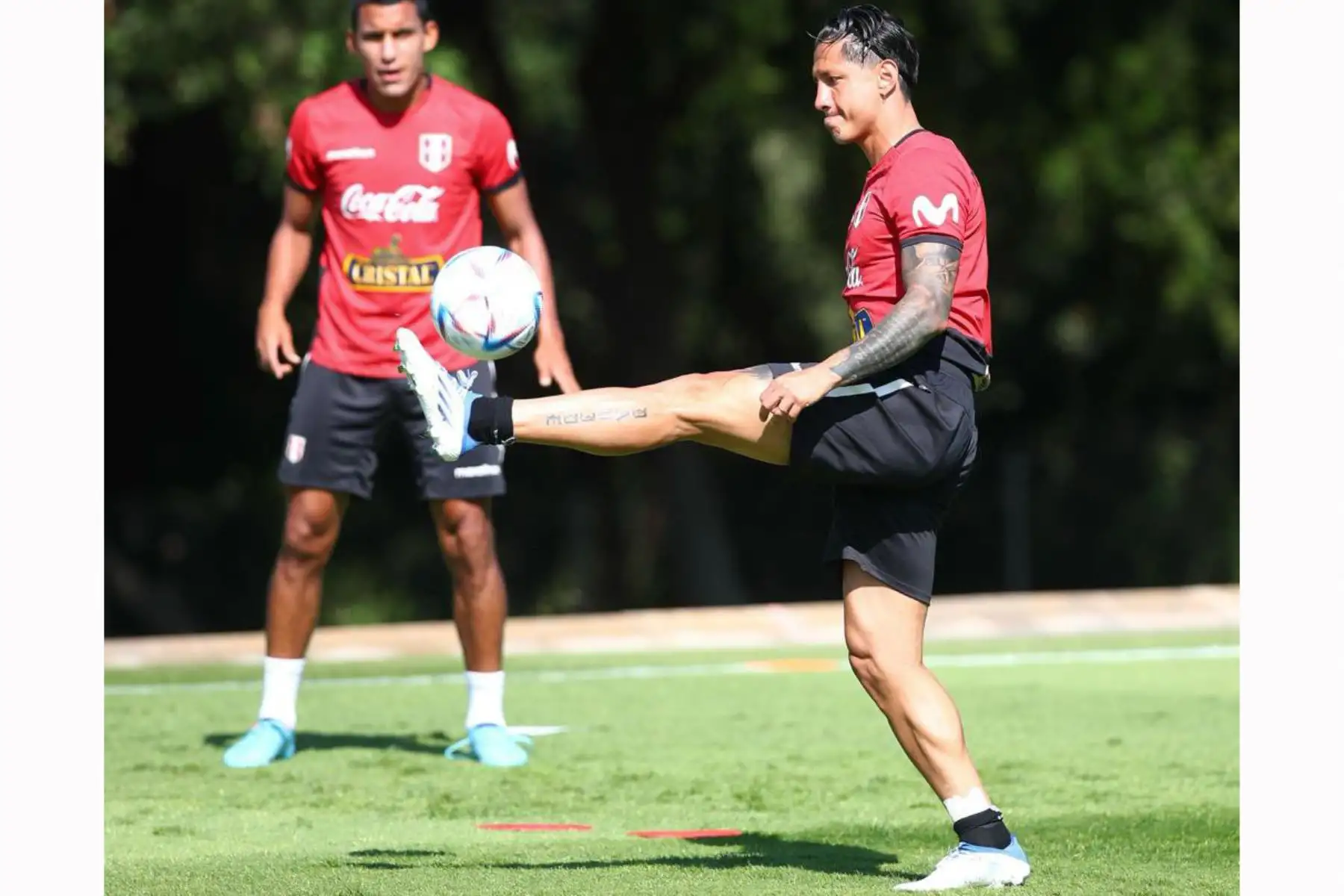 Futbolista Gianluca Lapadula de la selección peruana, durante un nuevo día de entrenamientos en el Centro de Alto Rendimiento Deportivo de San Cugat, en Barcelona. Foto: FPF