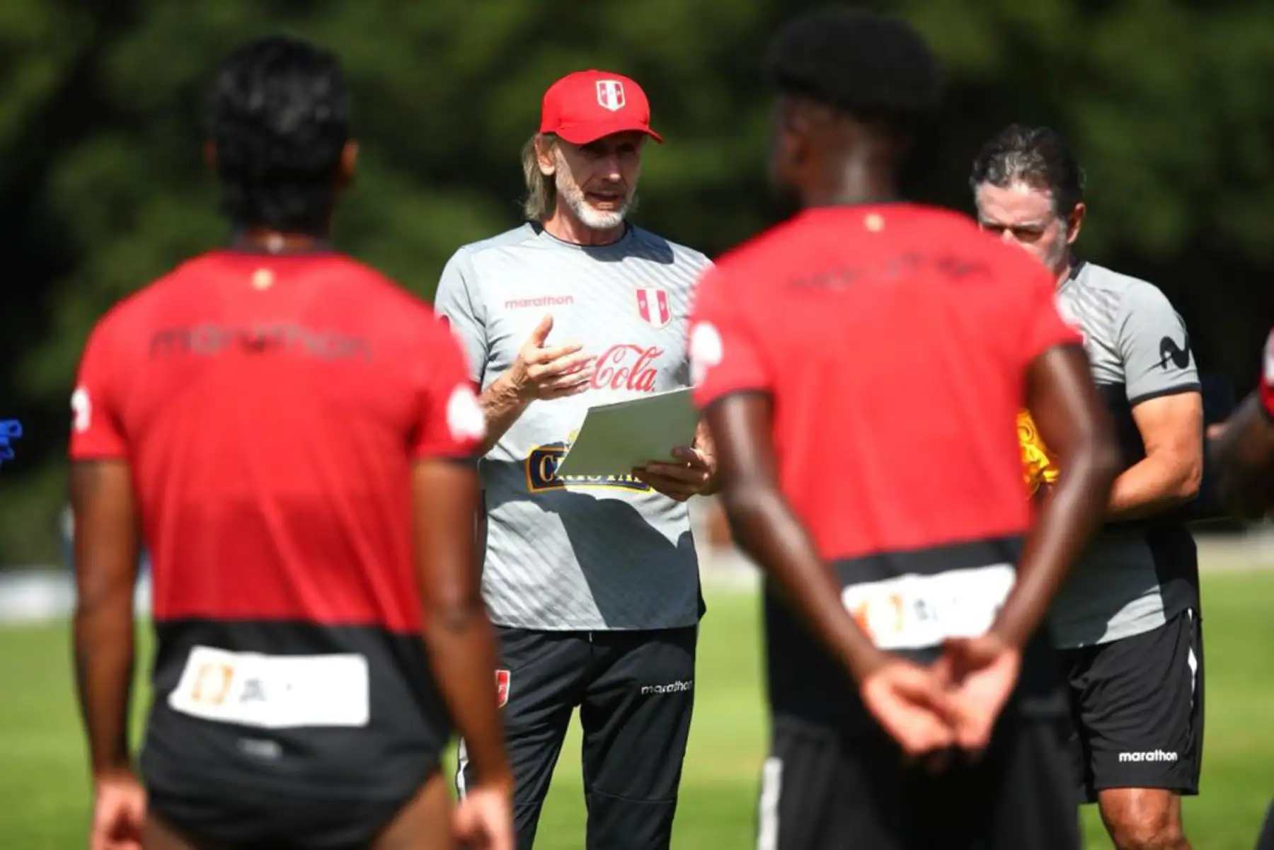 Entrenador Ricardo Gareca de la selección peruana, durante un nuevo día de entrenamientos en el Centro de Alto Rendimiento Deportivo de San Cugat, en Barcelona. Foto: FPF