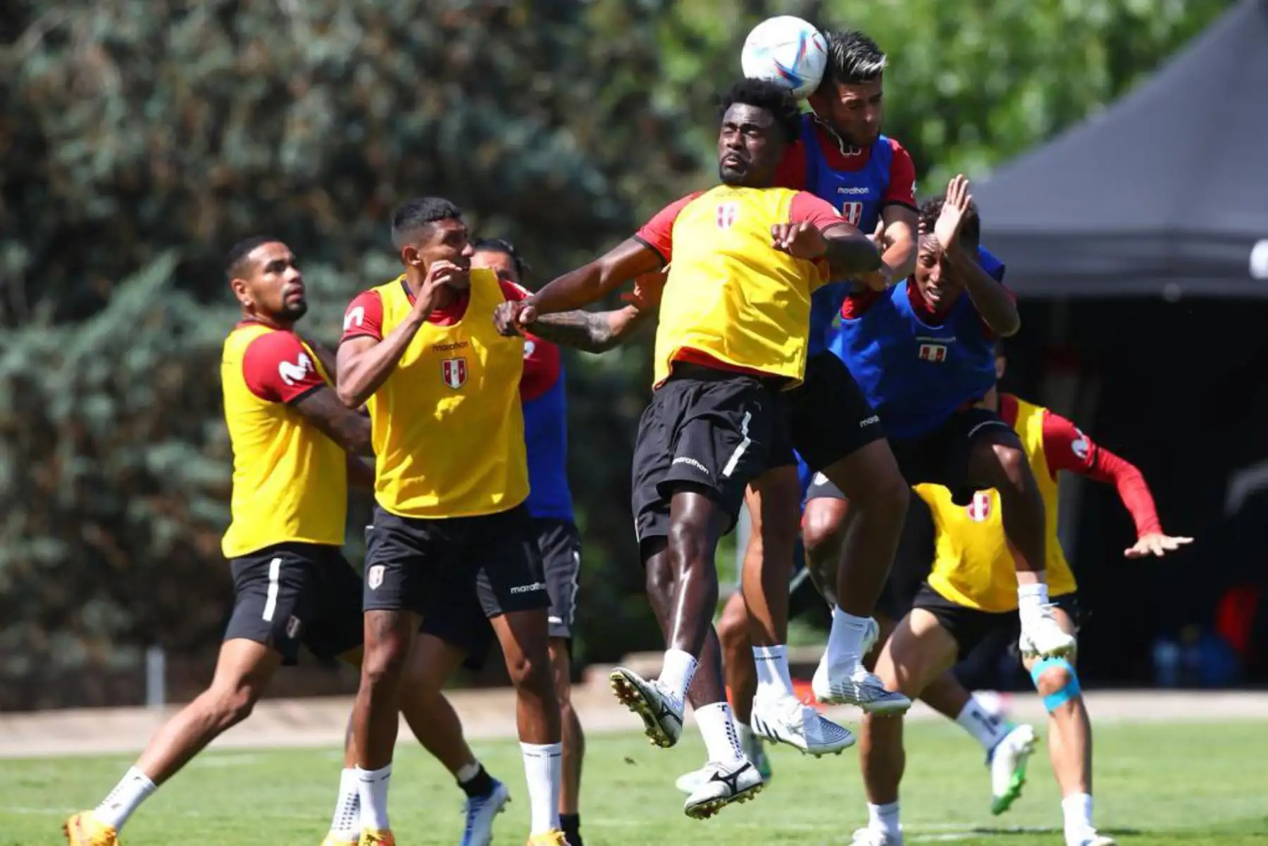 Futbolistas  Christian Ramos y Carlos Zambrano de la selección peruana, durante un nuevo día de entrenamientos en el Centro de Alto Rendimiento Deportivo de San Cugat, en Barcelona. Foto: FPF