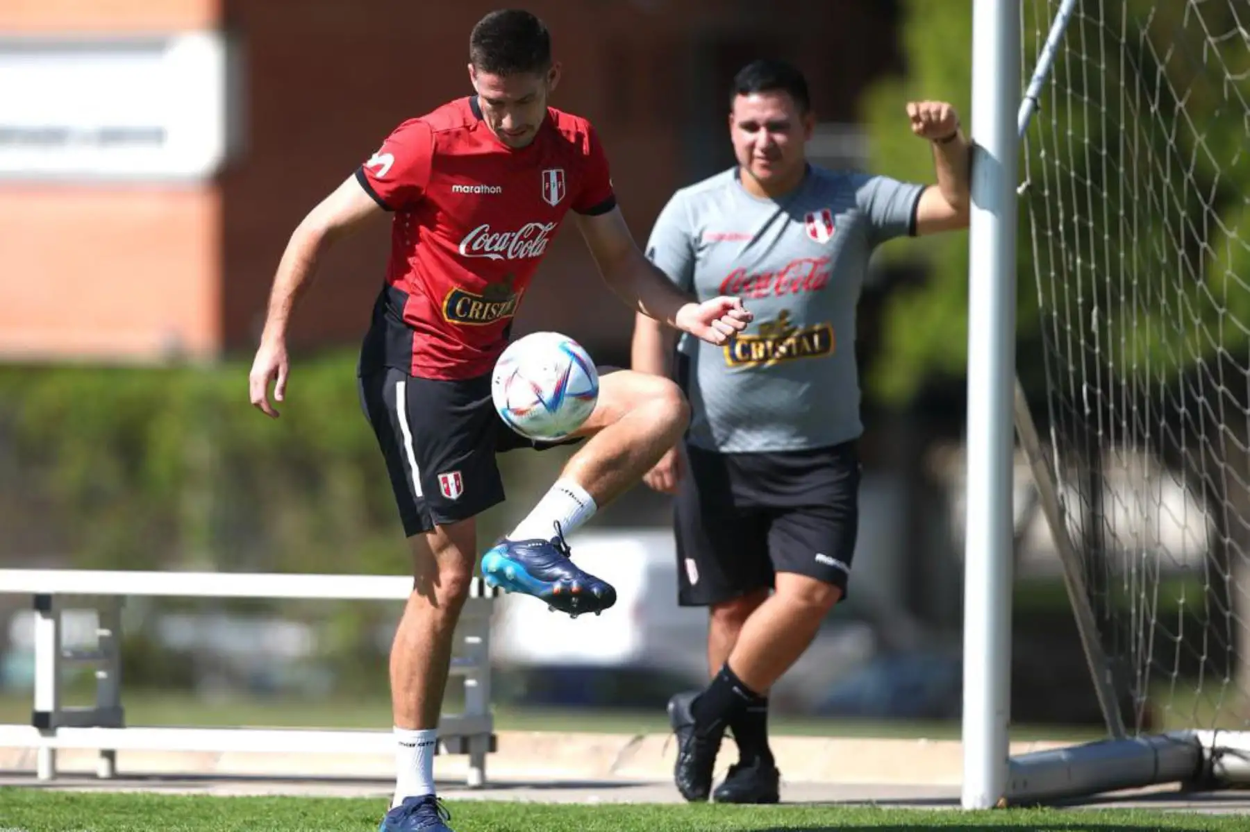 Futbolista Santiago Ormeño de la selección peruana, durante un nuevo día de entrenamientos en el Centro de Alto Rendimiento Deportivo de San Cugat, en Barcelona. Foto: FPF