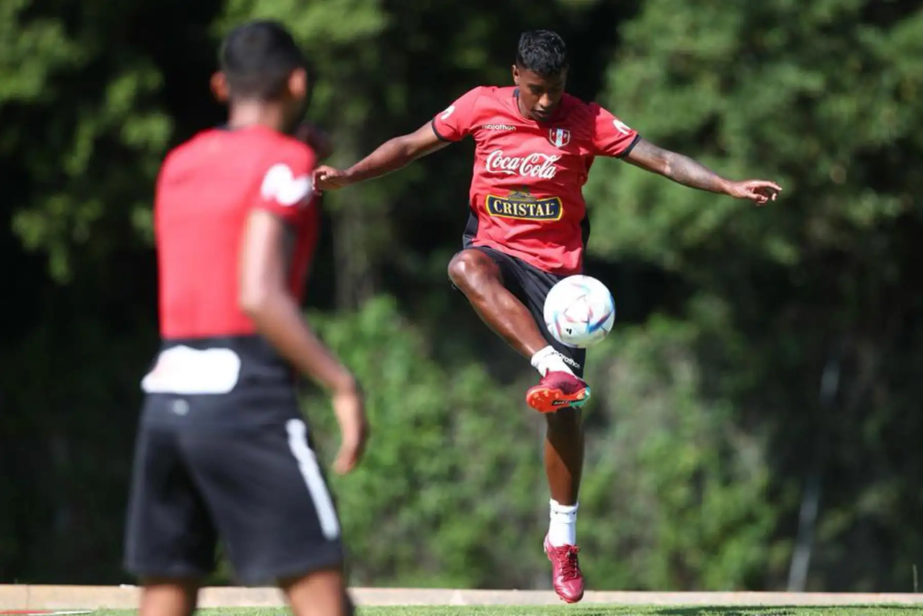 Futbolista Miguel Araujo de la selección peruana, durante un nuevo día de entrenamientos en el Centro de Alto Rendimiento Deportivo de San Cugat, en Barcelona. Foto: FPF