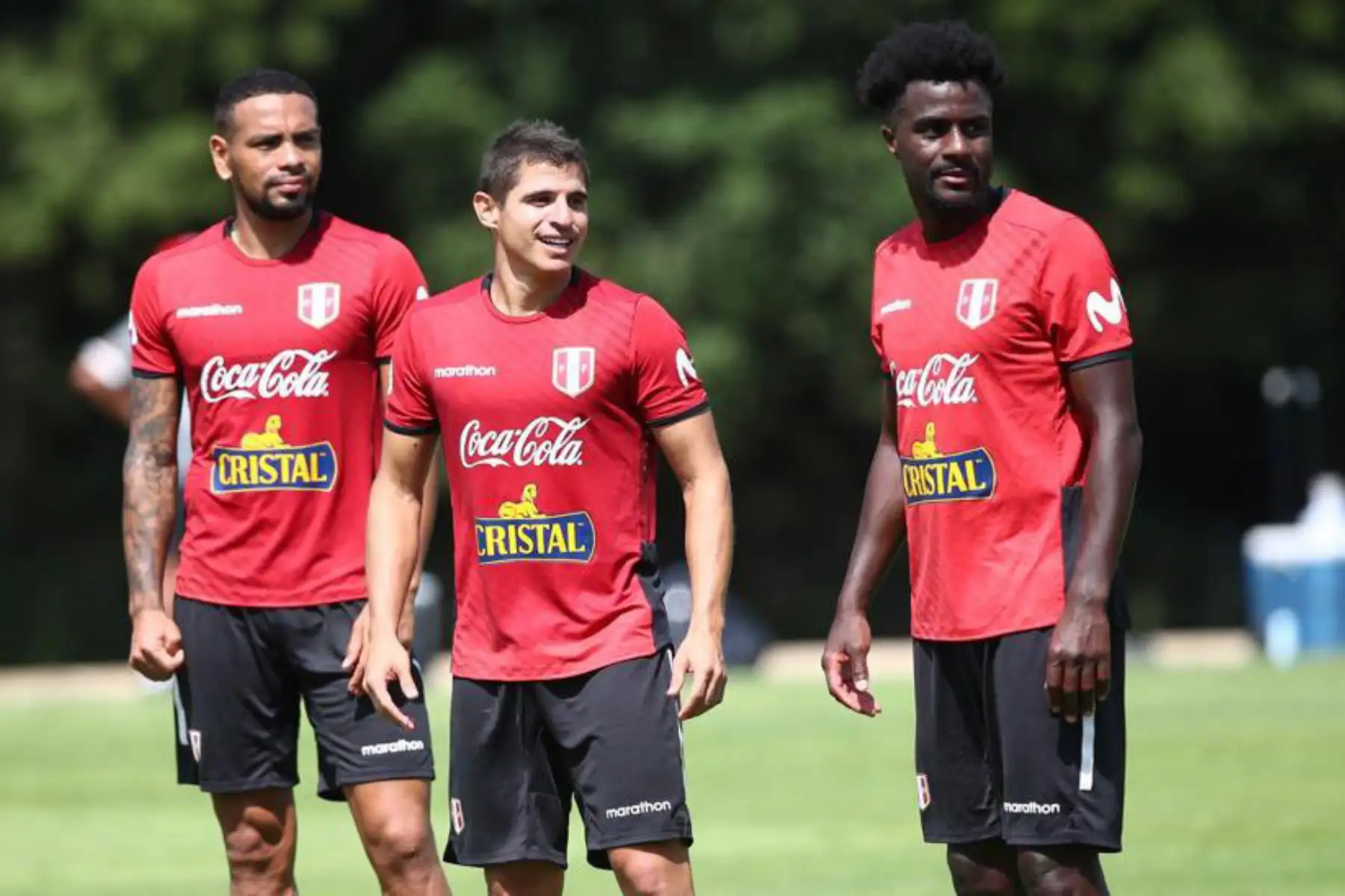Futbolistas  Alexander Callens, Aldo Corzo y Christian Ramos de la selección peruana, durante un nuevo día de entrenamientos en el Centro de Alto Rendimiento Deportivo de San Cugat, en Barcelona. Foto: FPF