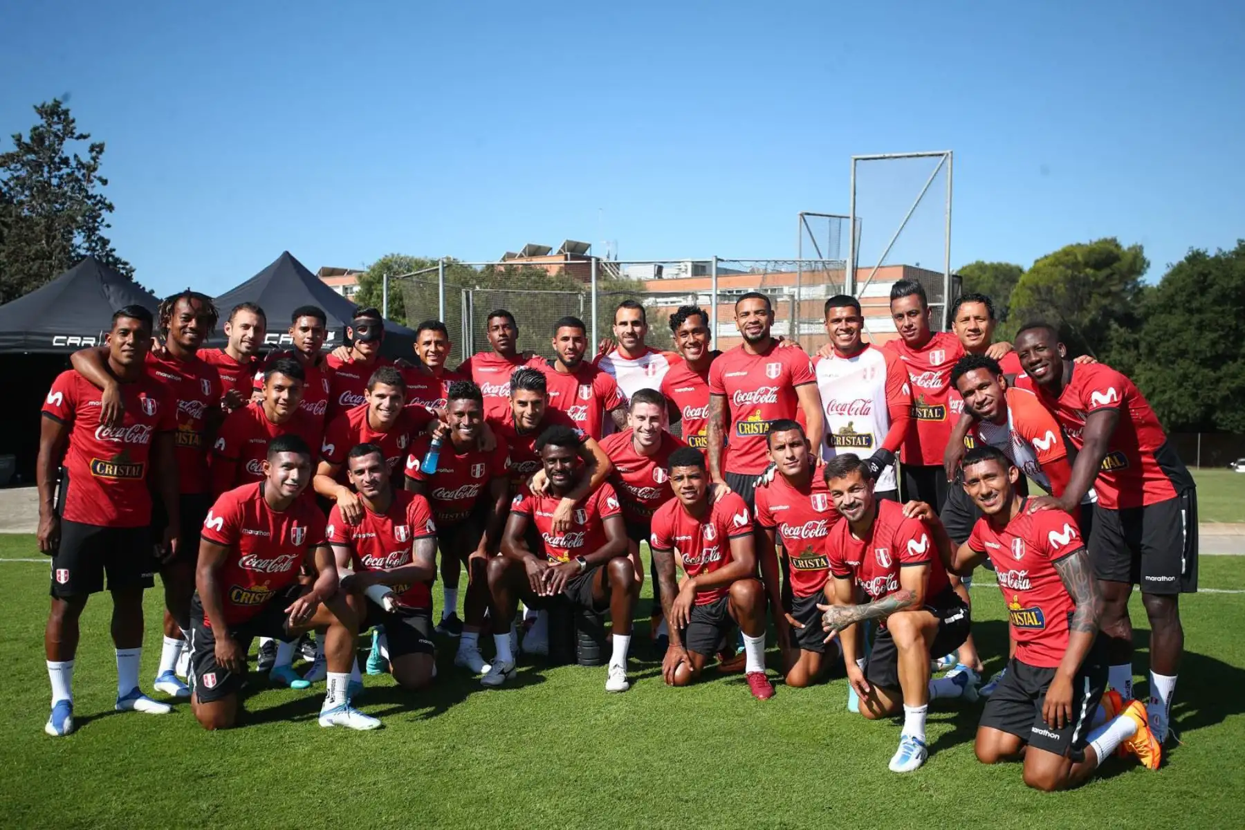 Integrantes de la selección peruana posan para una fotografía en el Centro de Alto Rendimiento Deportivo de San Cugat, en Barcelona. Foto: FPF