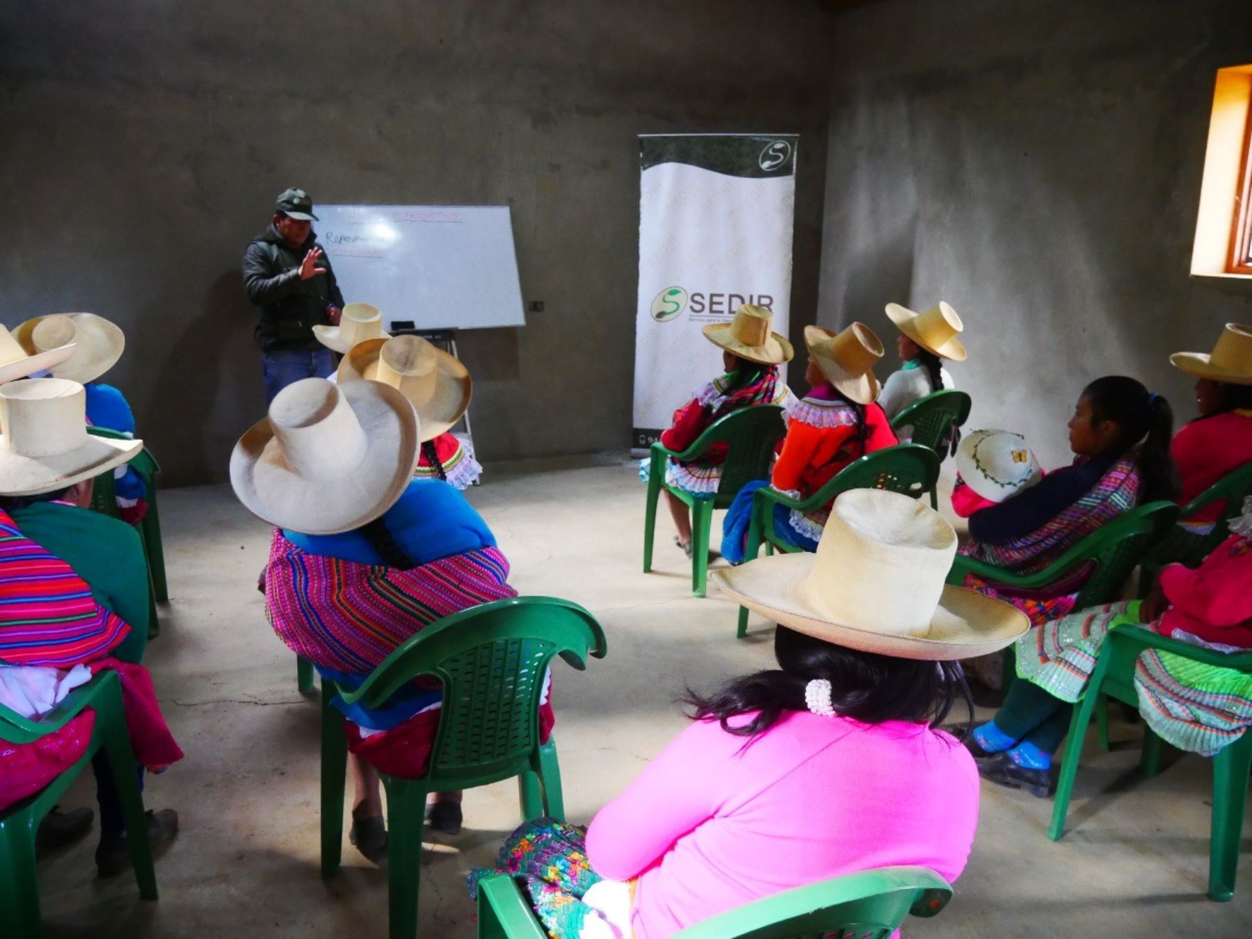 Inclusión: ancashinas son capacitadas en quechua en talleres prácticos de emprendimiento