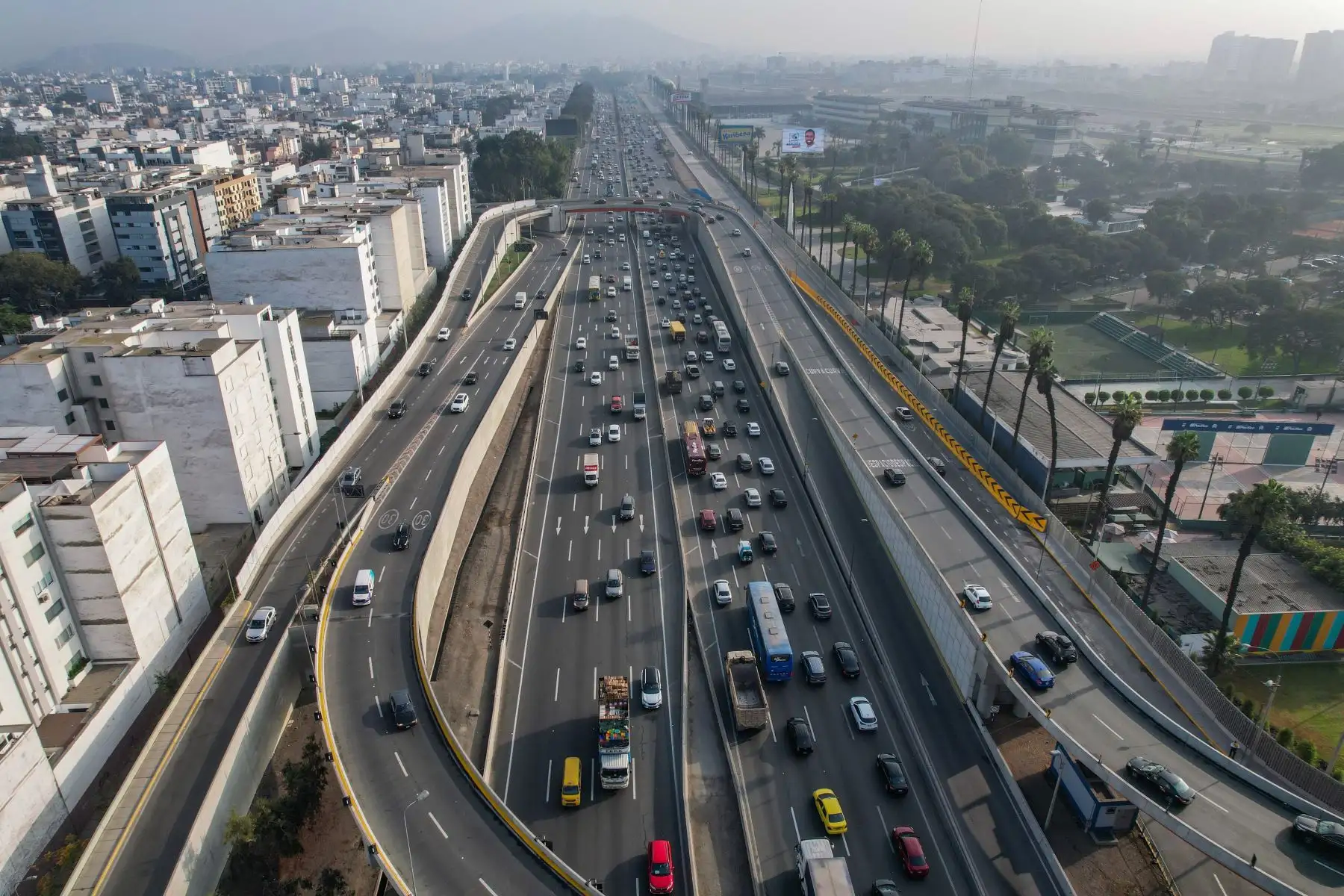 Este acceso, que comprende desde la puerta de ingreso N°3 del Jockey Club del Perú hasta el cruce con la vía auxiliar Cristóbal de Peralta, permitirá que las unidades de transporte puedan desplazarse directamente hacia la Panamericana Sur (sentido norte), facilitando el desplazamiento vehicular en esta transitada vía. Foto: ANDINA/ Andrés Valle