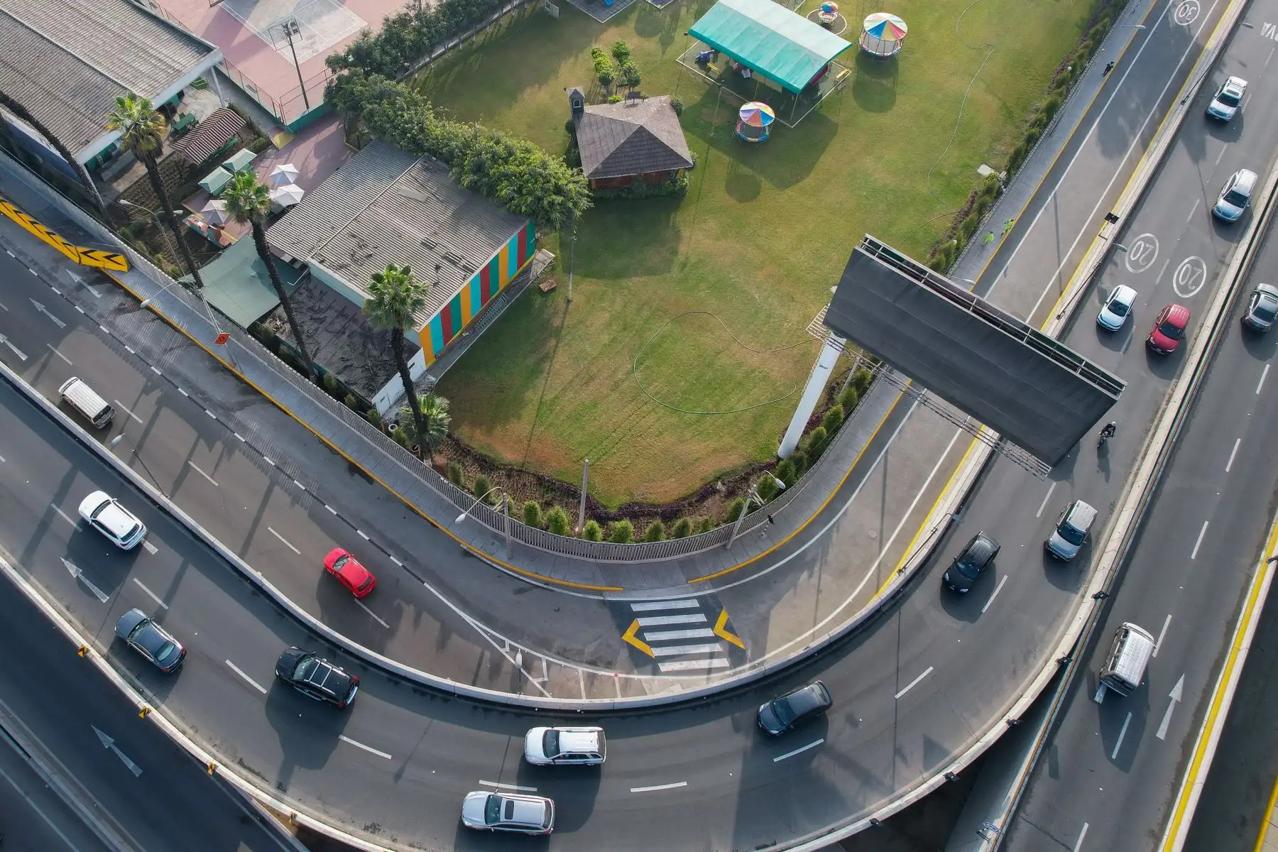 Este acceso, que comprende desde la puerta de ingreso N°3 del Jockey Club del Perú hasta el cruce con la vía auxiliar Cristóbal de Peralta, permitirá que las unidades de transporte puedan desplazarse directamente hacia la Panamericana Sur (sentido norte), facilitando el desplazamiento vehicular en esta transitada vía. Foto: ANDINA/ Andrés Valle