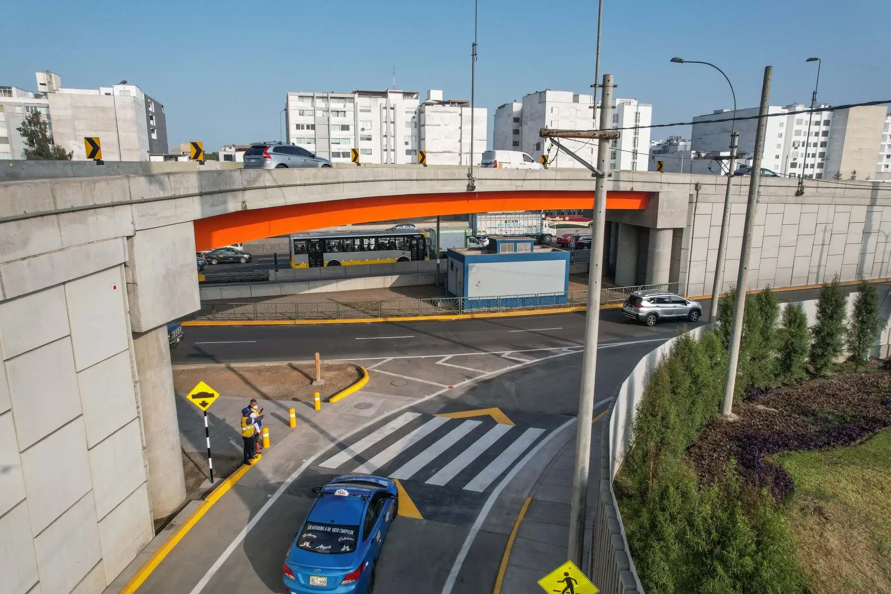 Este acceso, que comprende desde la puerta de ingreso N°3 del Jockey Club del Perú hasta el cruce con la vía auxiliar Cristóbal de Peralta, permitirá que las unidades de transporte puedan desplazarse directamente hacia la Panamericana Sur (sentido norte), facilitando el desplazamiento vehicular en esta transitada vía. Foto: ANDINA/ Andrés Valle