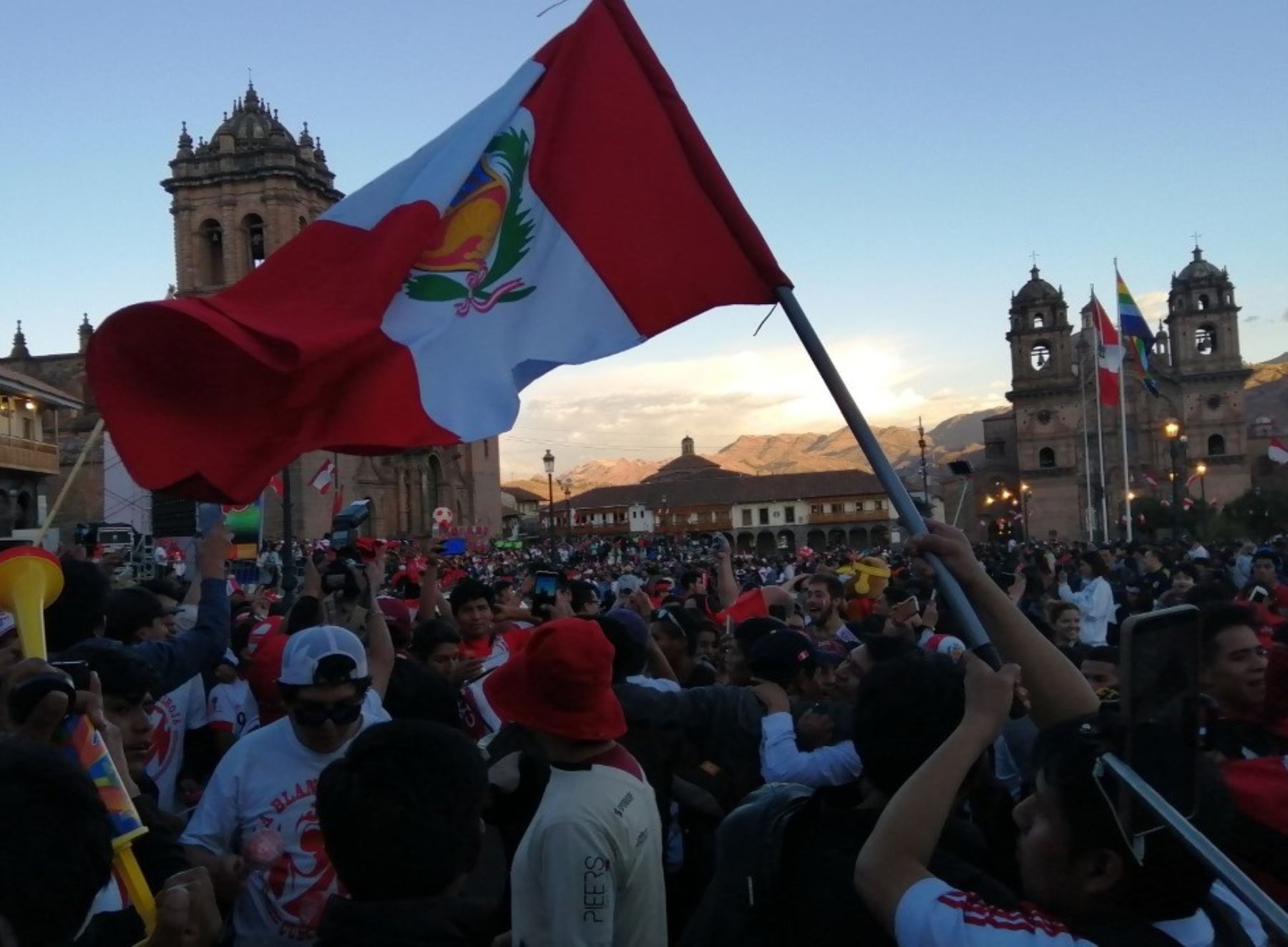 Cusco se prepara para el repechaje y el trascendental partido Perú-Australia. Instalarán pantalla gigante en la plaza de Armas para que la población aliente al seleccionado peruano. Foto: ANDINA/Percy Hurtado.