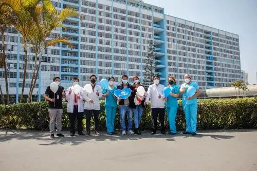 La menor fue operada el 19 de abril y luego de varias semanas de recuperación, recibió el alta médica, en medio de aplausos y vivas de los médicos tratantes y personal asistencial. Foto: ANDINA/Difusión