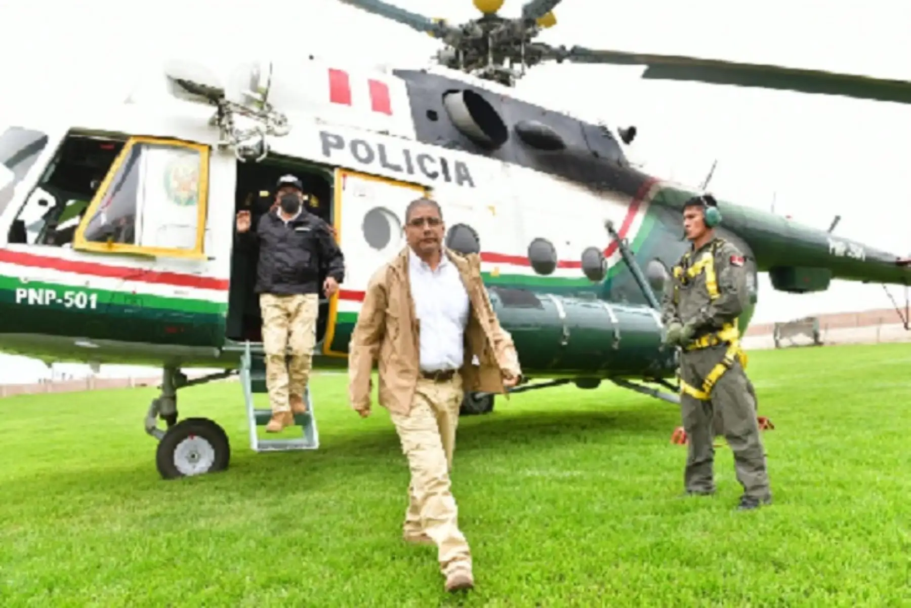 El titular del Mininter y la comitiva oficial se trasladaron en helicóptero hacía Atico para participar de la reunión que se desarrollará en el estadio del distrito.