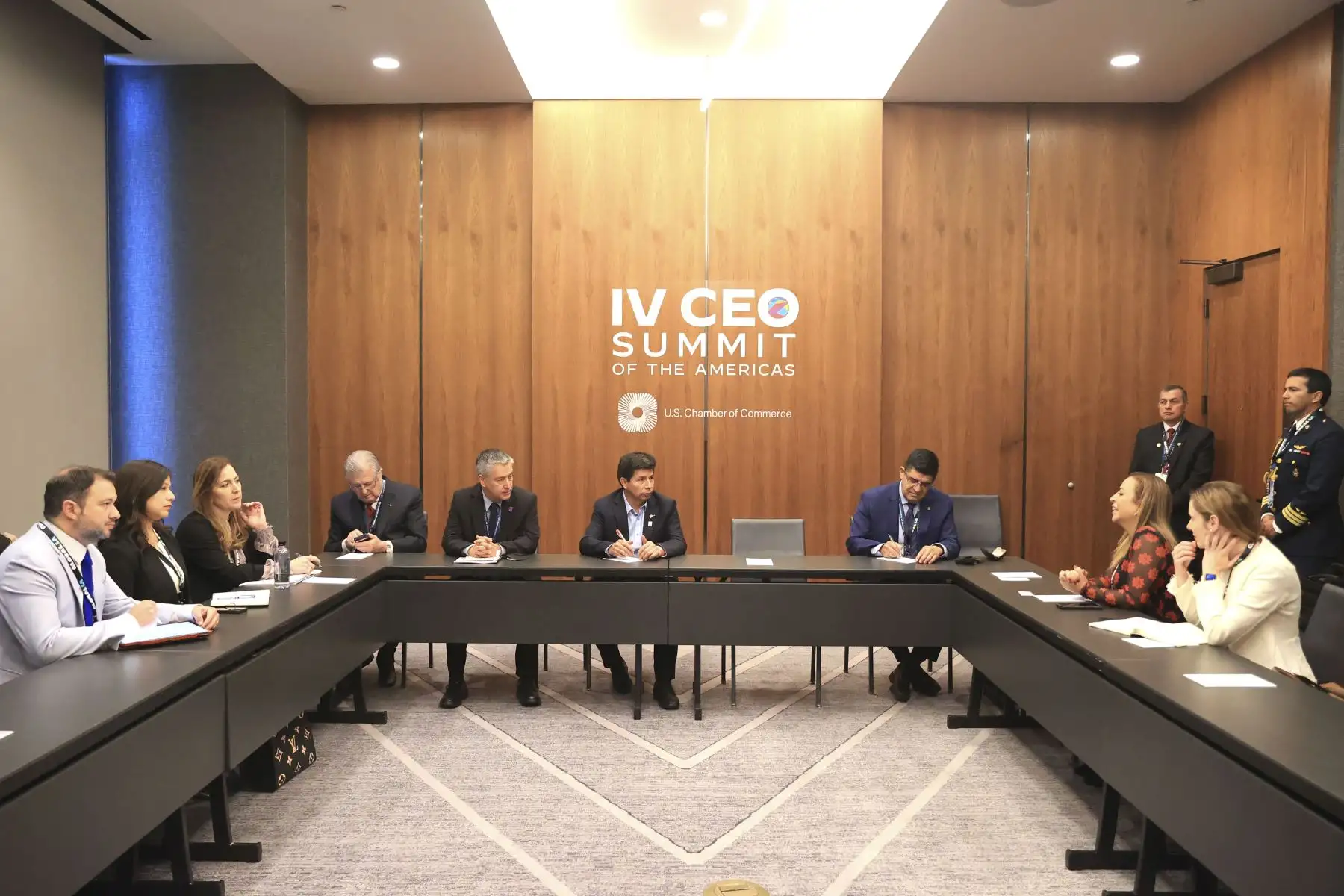 Presidente de la República sostuvo reuniones bilaterales con representantes de diferentes empresas transnacionales. En esta reunión participaron directivos de Pfizer, Procter & Gamble, Merck y Amazon. Foto: ANDINA/Presidencia Perú