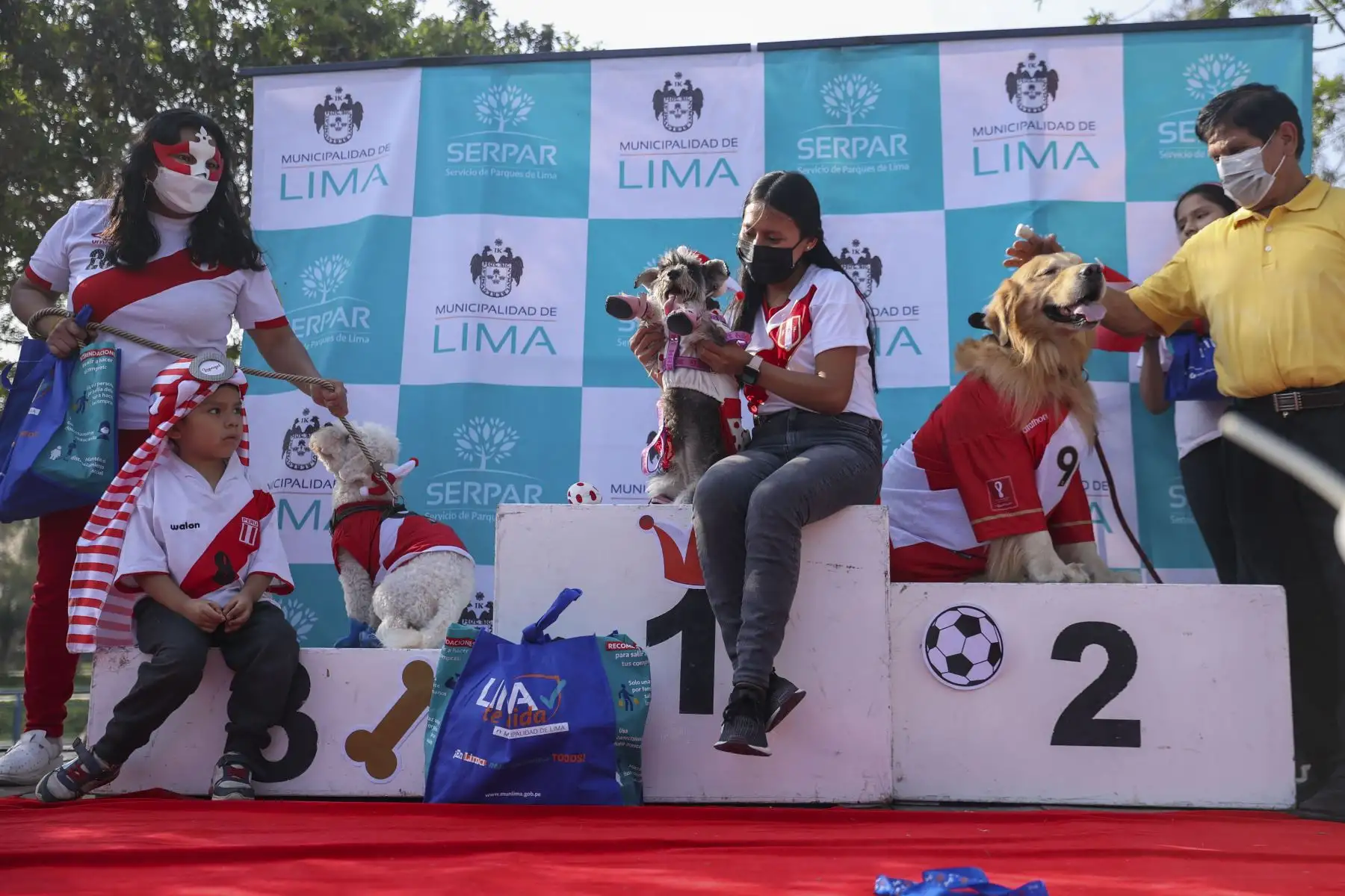 Perritos que llegaron vestidos con prendas o artículos alusivos a la selección nacional y participaron de original concurso para obtener diversos premios. De esta manera, canes acompañados de sus dueños desfilaron luciendo la bicolor, trajes y/o accesorios con la temática de la hinchada peruana. Foto: ANDINA/Melina Mejía