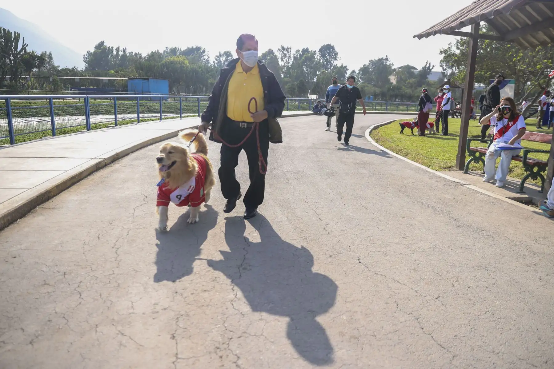 Perritos que llegaron vestidos con prendas o artículos alusivos a la selección nacional y participaron de original concurso para obtener diversos premios. De esta manera, canes acompañados de sus dueños desfilaron luciendo la bicolor, trajes y/o accesorios con la temática de la hinchada peruana. Foto: ANDINA/Melina Mejía