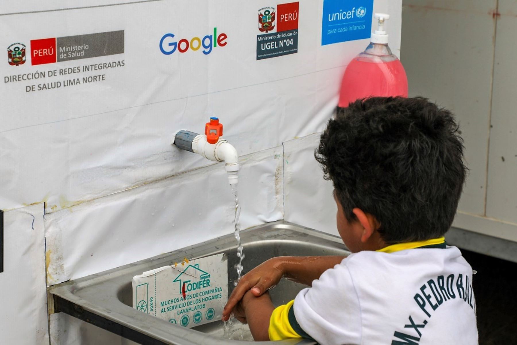 Estación de lavado de manos instalada en un colegio de Lima Norte. Foto: ANDINA/Difusión