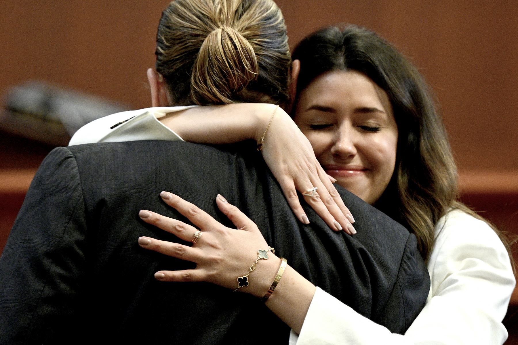 La abogada Camille Vasquez abraza al actor estadounidense Johnny Depp en la sala del tribunal del circuito del condado de Fairfax en Fairfax, Virginia, como se puede ver en esta foto de archivo tomada el 17 de mayo de 2022. "Soy hispana, me gusta abrazar a la gente", mencionó. Foto: AFP