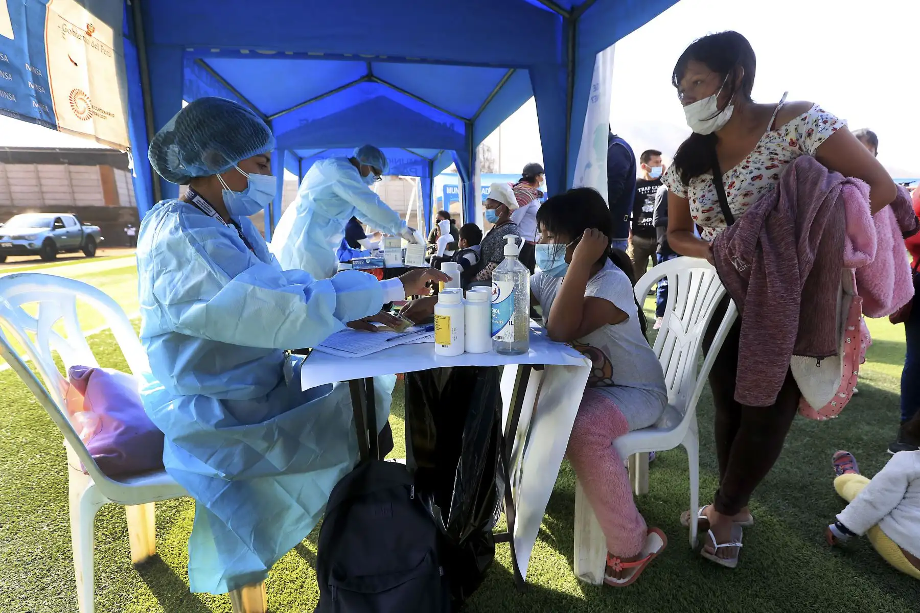 Más de 1800 pobladores de la zona denominada Huertos de Manchay en el distrito limeño de Pachacamac, se beneficiaron con las donaciones entregadas por el Ministerio de Defensa, además de servicios sociales y de salud gestionados por este ente ministerial. Foto: ANDINA/archivo