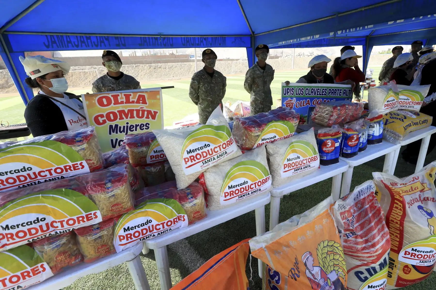 Más de 1800 pobladores de la zona denominada Huertos de Manchay en el distrito limeño de Pachacamac, se beneficiaron con las donaciones entregadas por el Ministerio de Defensa, además de servicios sociales y de salud gestionados por este ente ministerial. Foto: Difusión