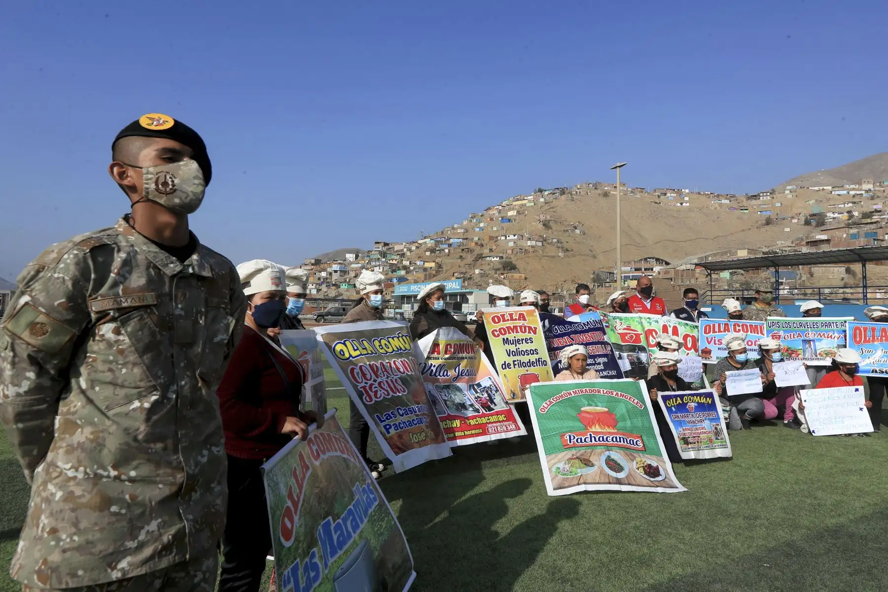 Más de 1800 pobladores de la zona denominada Huertos de Manchay en el distrito limeño de Pachacamac, se beneficiaron con las donaciones entregadas por el Ministerio de Defensa, además de servicios sociales y de salud gestionados por este ente ministerial. Foto: Difusión