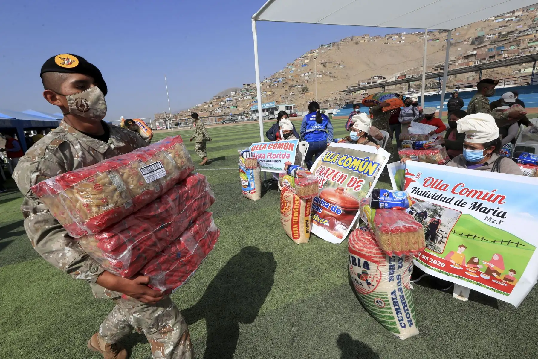 Más de 1800 pobladores de la zona denominada Huertos de Manchay en el distrito limeño de Pachacamac, se beneficiaron con las donaciones entregadas por el Ministerio de Defensa, además de servicios sociales y de salud gestionados por este ente ministerial. Foto: Difusión