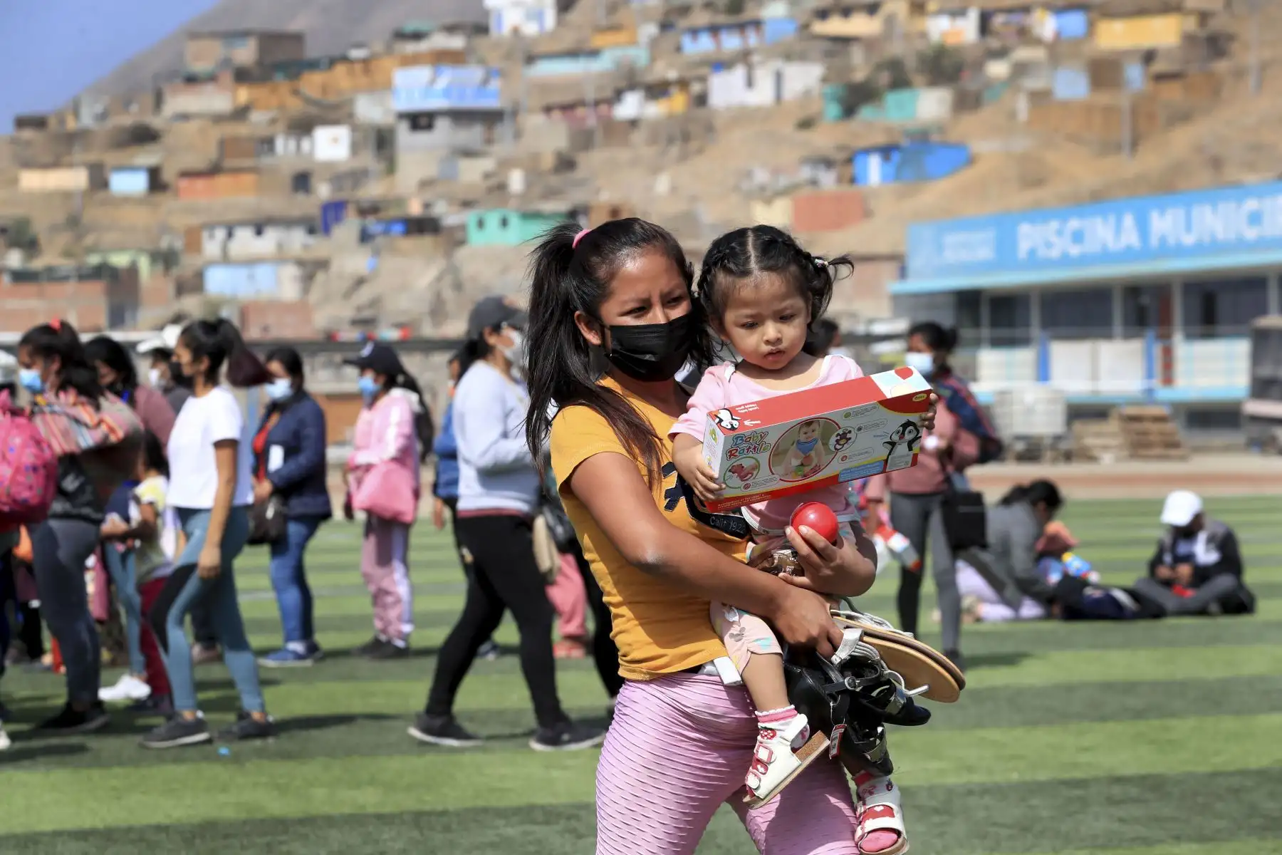 Más de 1800 pobladores de la zona denominada Huertos de Manchay en el distrito limeño de Pachacamac, se beneficiaron con las donaciones entregadas por el Ministerio de Defensa, además de servicios sociales y de salud gestionados por este ente ministerial. Foto: Difusión