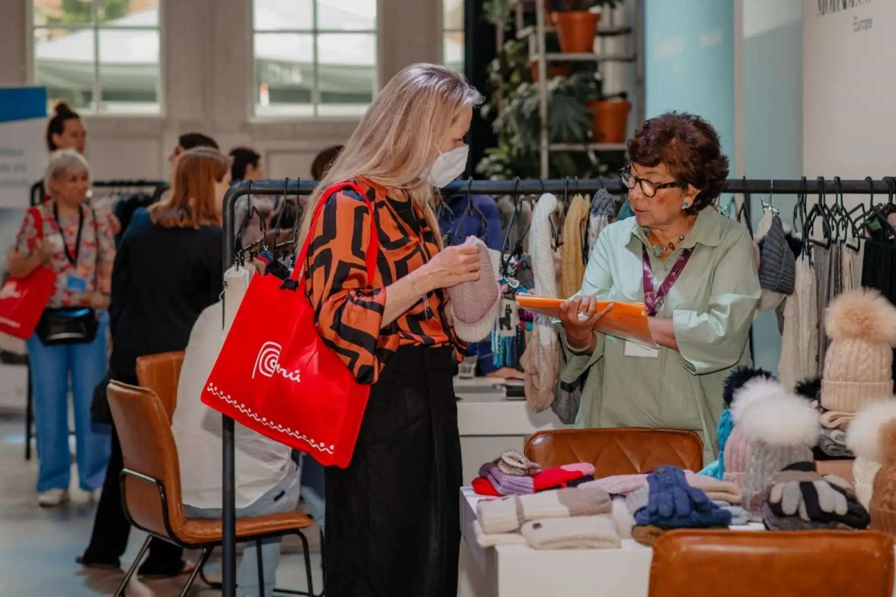 Compradores internacionales interesados en la oferta de prendas de vestir de alpaca peruana. Foto: Cortesía.