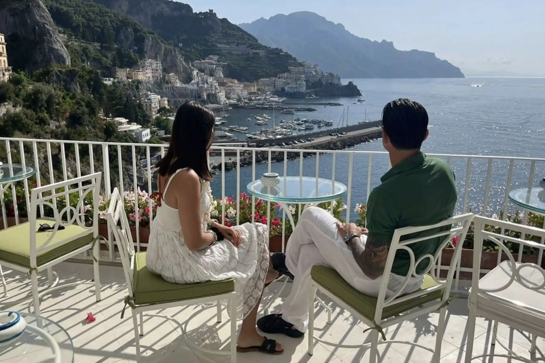Gianluca Lapadula y su esposa disfrutan de una vista hermosa en Italia. Foto: Redes Sociales