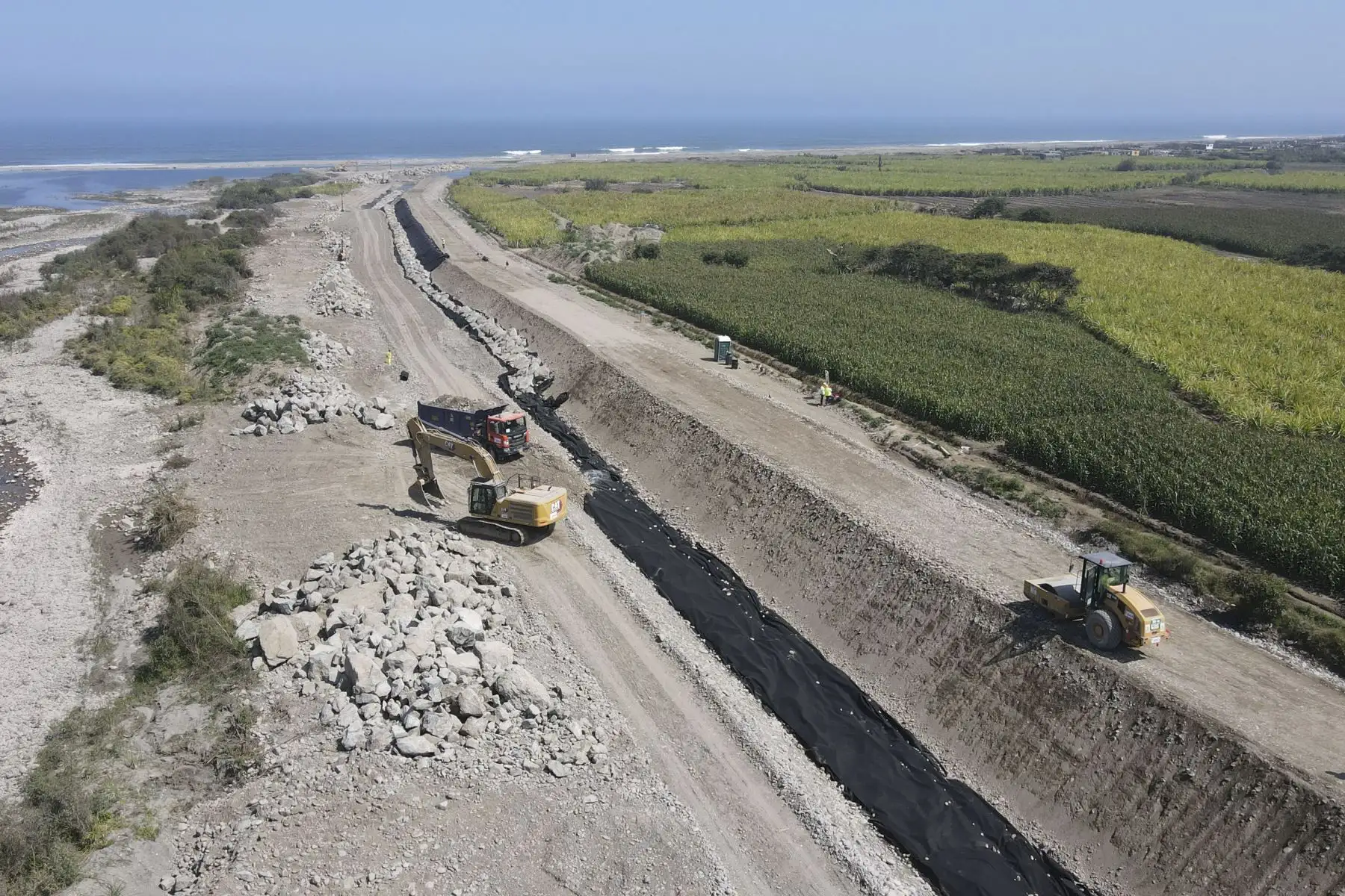 Director ejecutivo de la ARCC supervisó construcción de las defensas ribereñas del río Cañete. Intervención se ejecuta a través del Acuerdo de Gobierno a Gobierno con el Reino Unido y protegerá 400 mil hectáreas de cultivos. Foto: Difusión