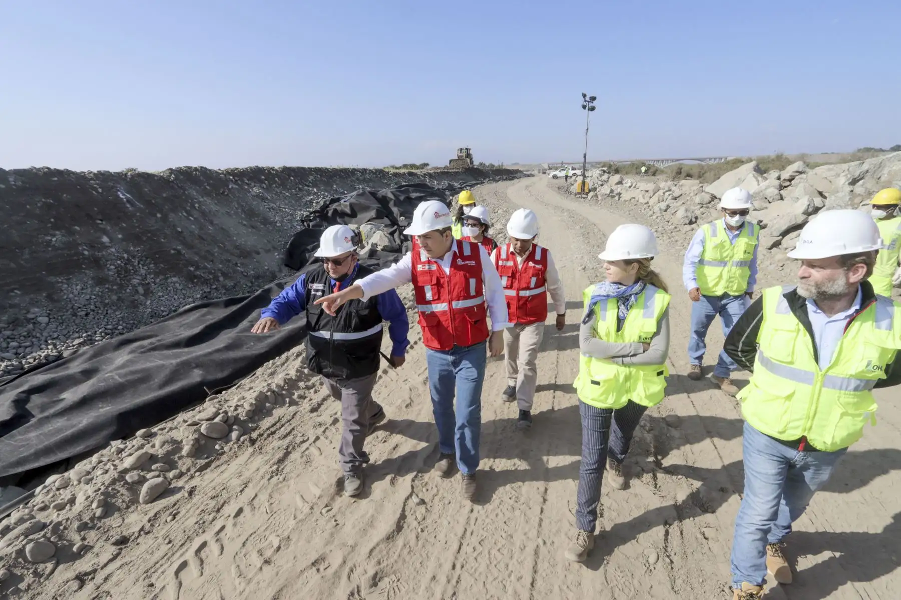 Director ejecutivo de la ARCC supervisó construcción de las defensas ribereñas del río Cañete. Intervención se ejecuta a través del Acuerdo de Gobierno a Gobierno con el Reino Unido y protegerá 400 mil hectáreas de cultivos. Foto: Difusión