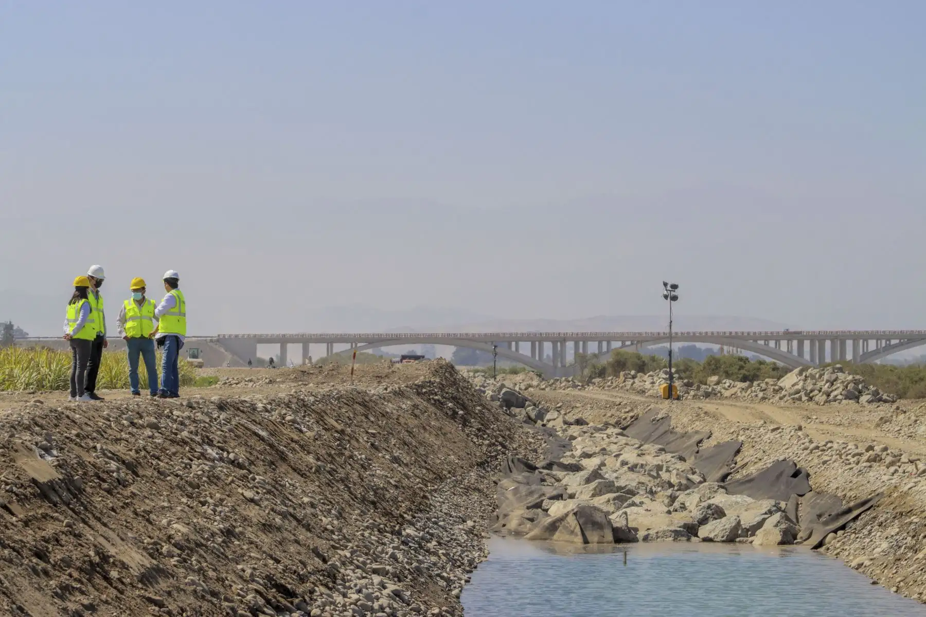 Director ejecutivo de la ARCC supervisó construcción de las defensas ribereñas del río Cañete. Intervención se ejecuta a través del Acuerdo de Gobierno a Gobierno con el Reino Unido y protegerá 400 mil hectáreas de cultivos. Foto: Difusión