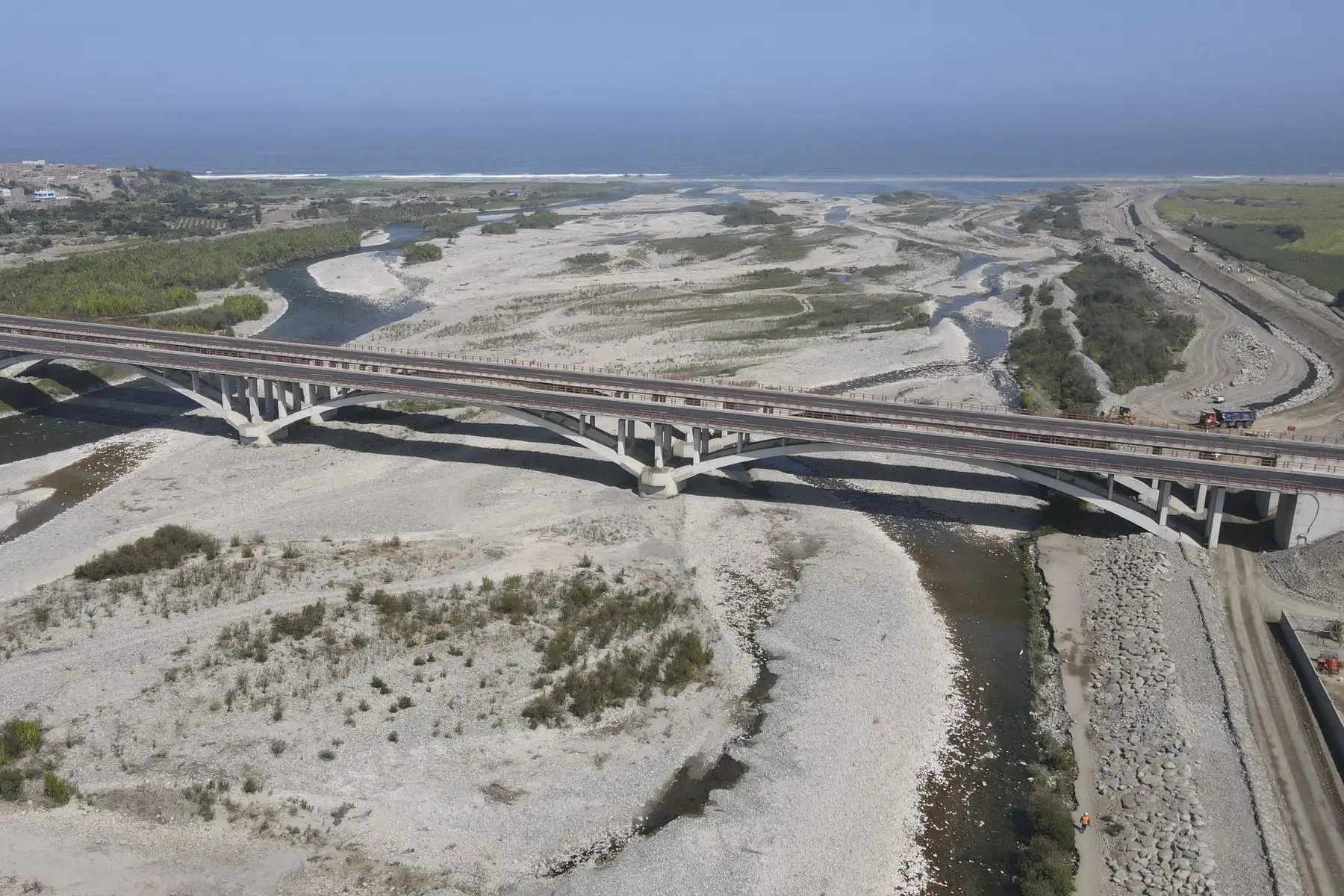 Director ejecutivo de la ARCC supervisó construcción de las defensas ribereñas del río Cañete. Intervención se ejecuta a través del Acuerdo de Gobierno a Gobierno con el Reino Unido y protegerá 400 mil hectáreas de cultivos. Foto: Difusión