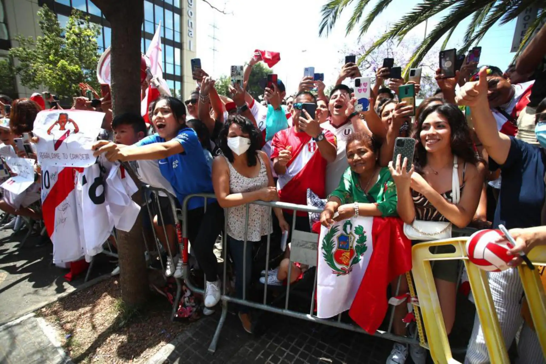 Hinchas saludan a la selección peruana cuando dejan su hotel de concentración en Barcelona y se dirige al aeropuerto. Foto: FPF