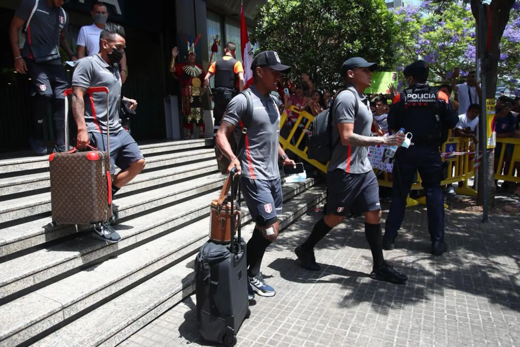 La selección peruana deja su hotel de concentración en Barcelona y se dirige al aeropuerto. Foto: FPF