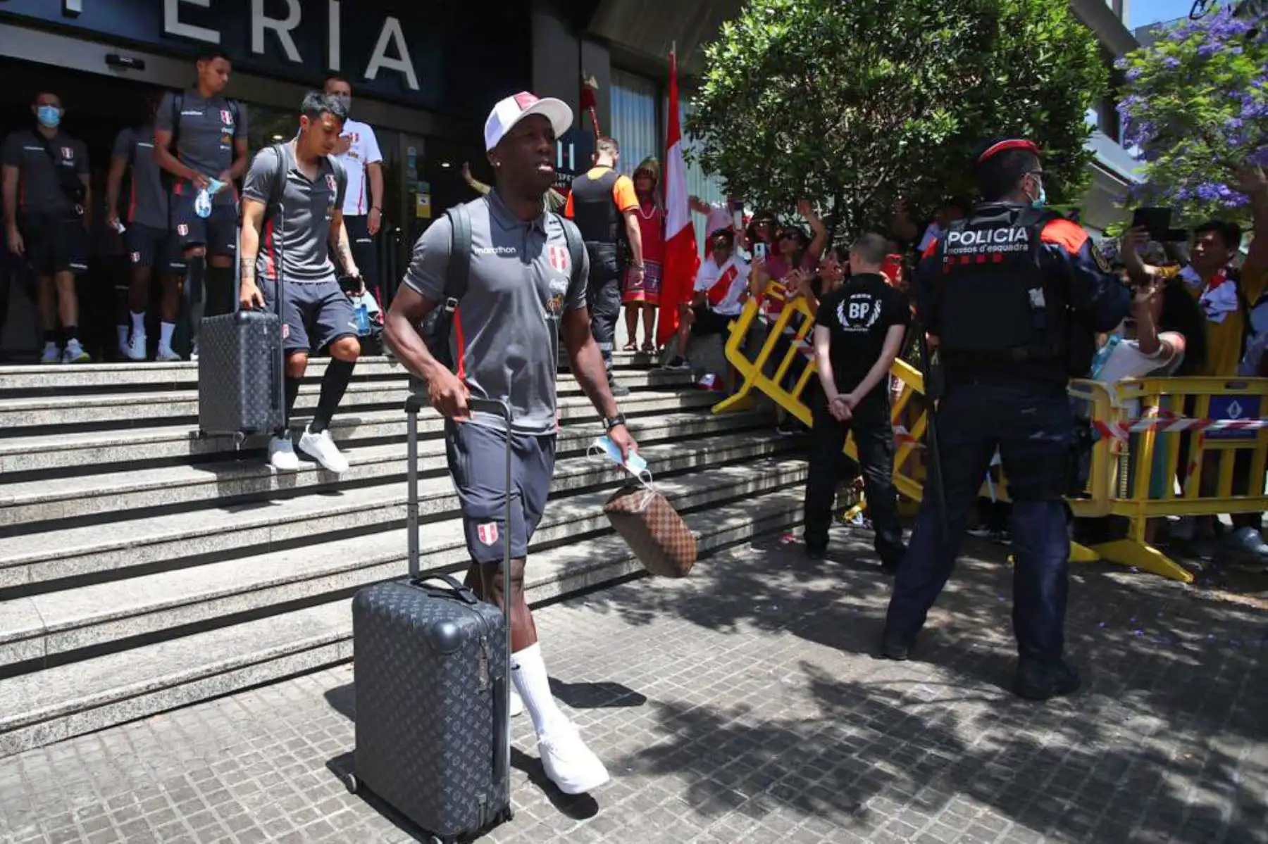 Luis Advíncula de la selección peruana deja su hotel de concentración en Barcelona y se dirige al aeropuerto. Foto: FPF