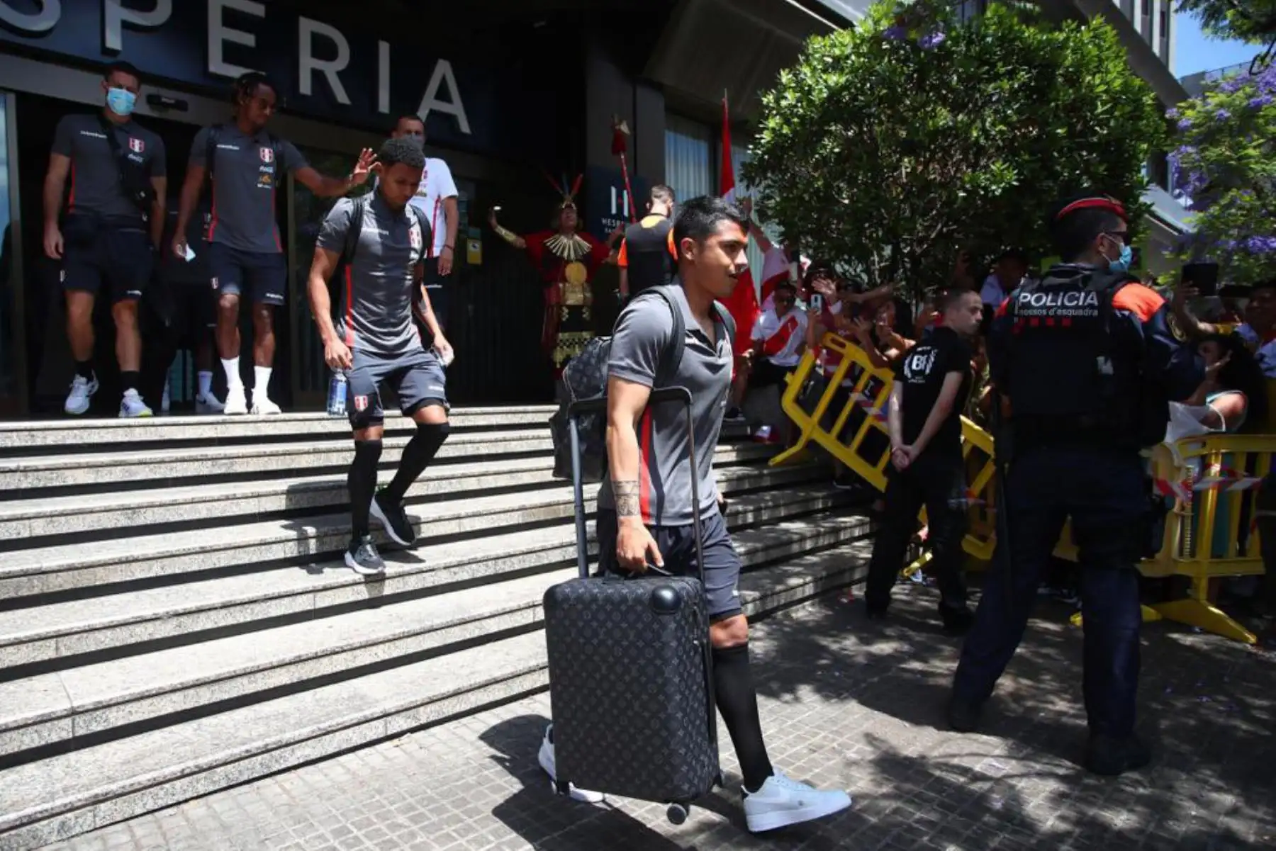 Jhilmar Lora de la selección peruana deja su hotel de concentración en Barcelona y se dirige al aeropuerto. Foto: FPF