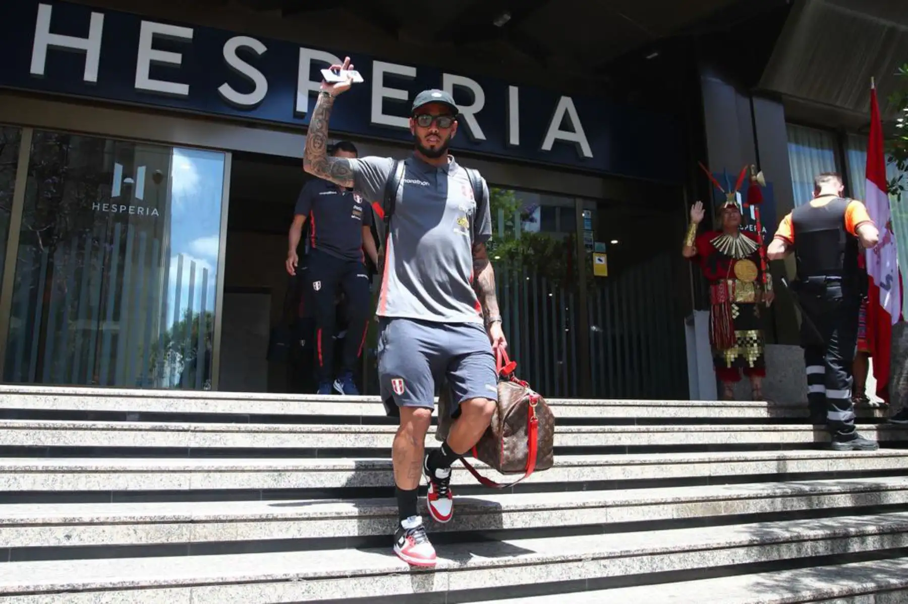 Sergio Ramos de la selección peruana deja su hotel de concentración en Barcelona y se dirige al aeropuerto. Foto: FPF